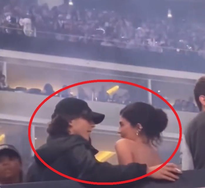 Her er Timothée Chalamet og Kylie Jenner i nærkontakt til koncert.