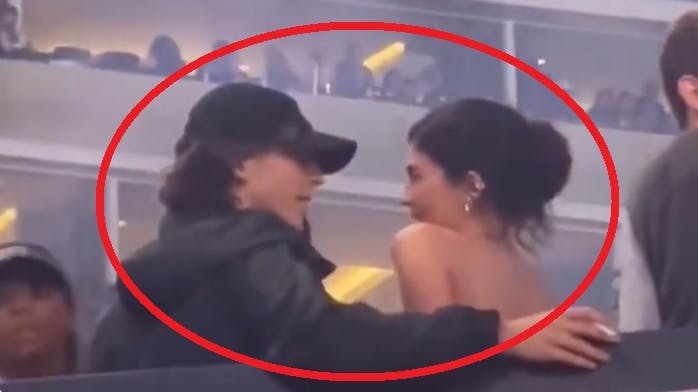 Her er Timothée Chalamet og Kylie Jenner i nærkontakt til koncert.