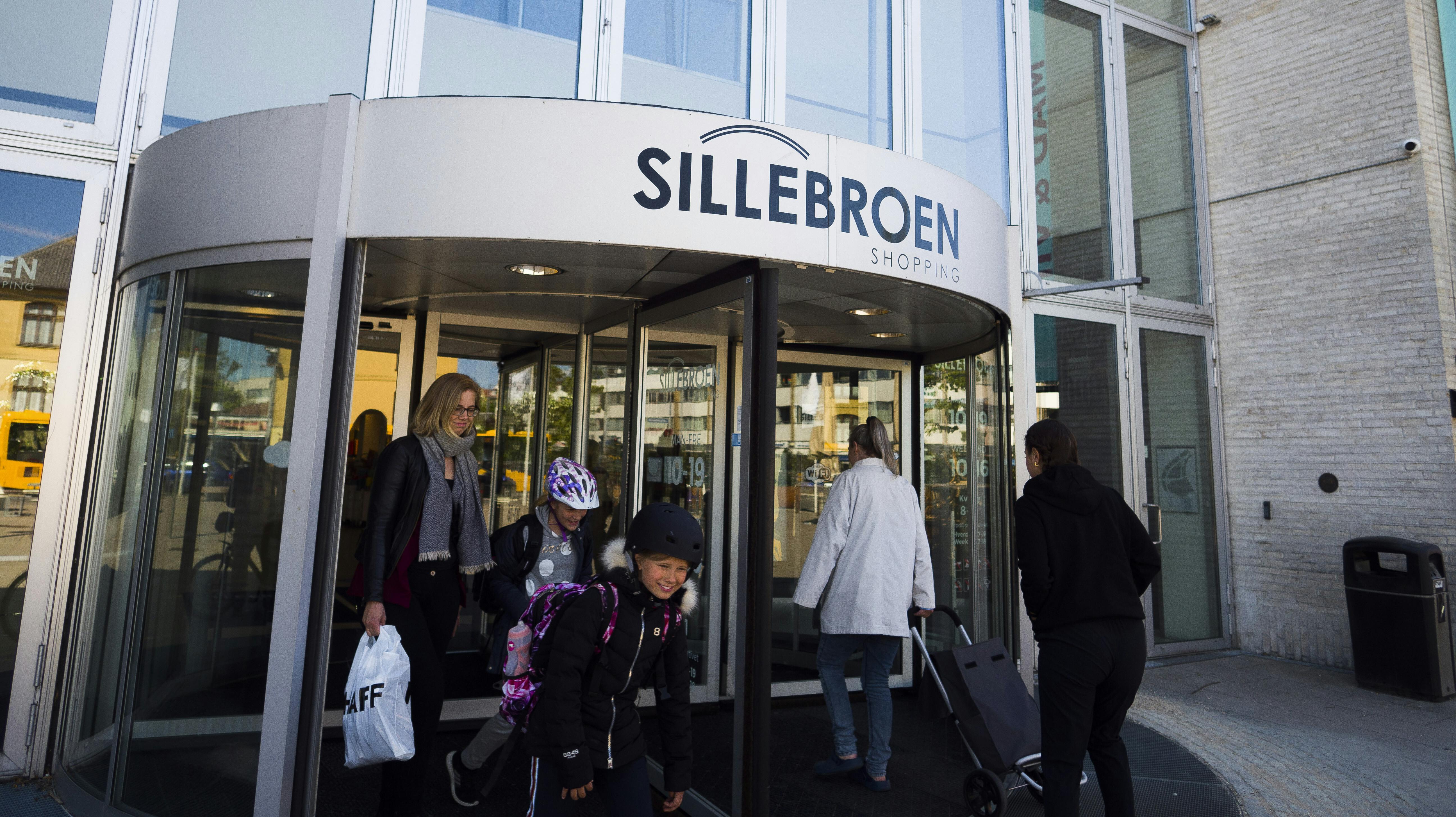 En nøgen mand vakte opsigt i shoppingcenteret Sillebroen i Frederikssund.