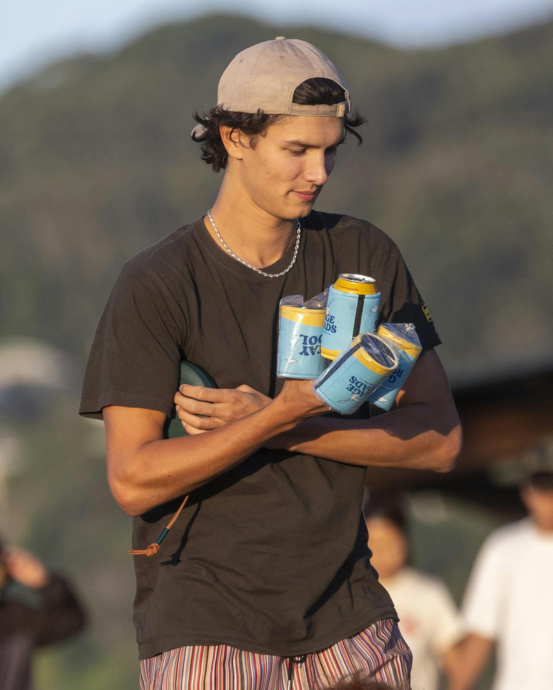 "Så er der kage... øh... øl til alle!"