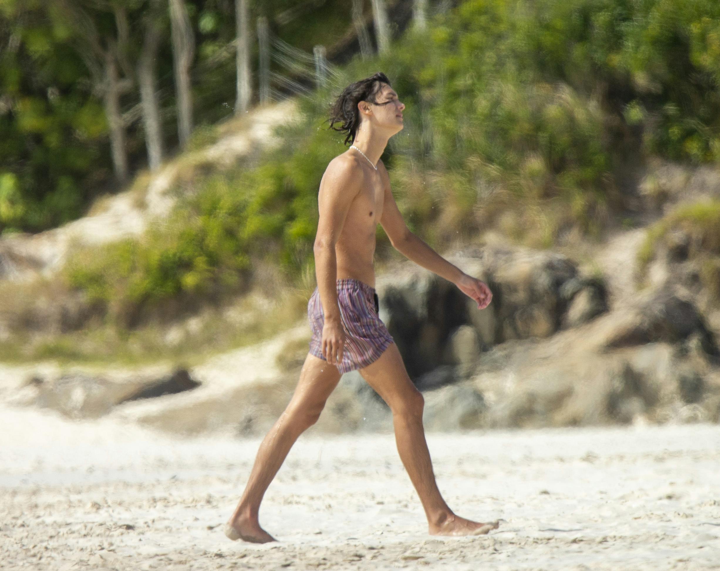 Modelkroppen står knivskarpt på stranden ved Byron Bay.