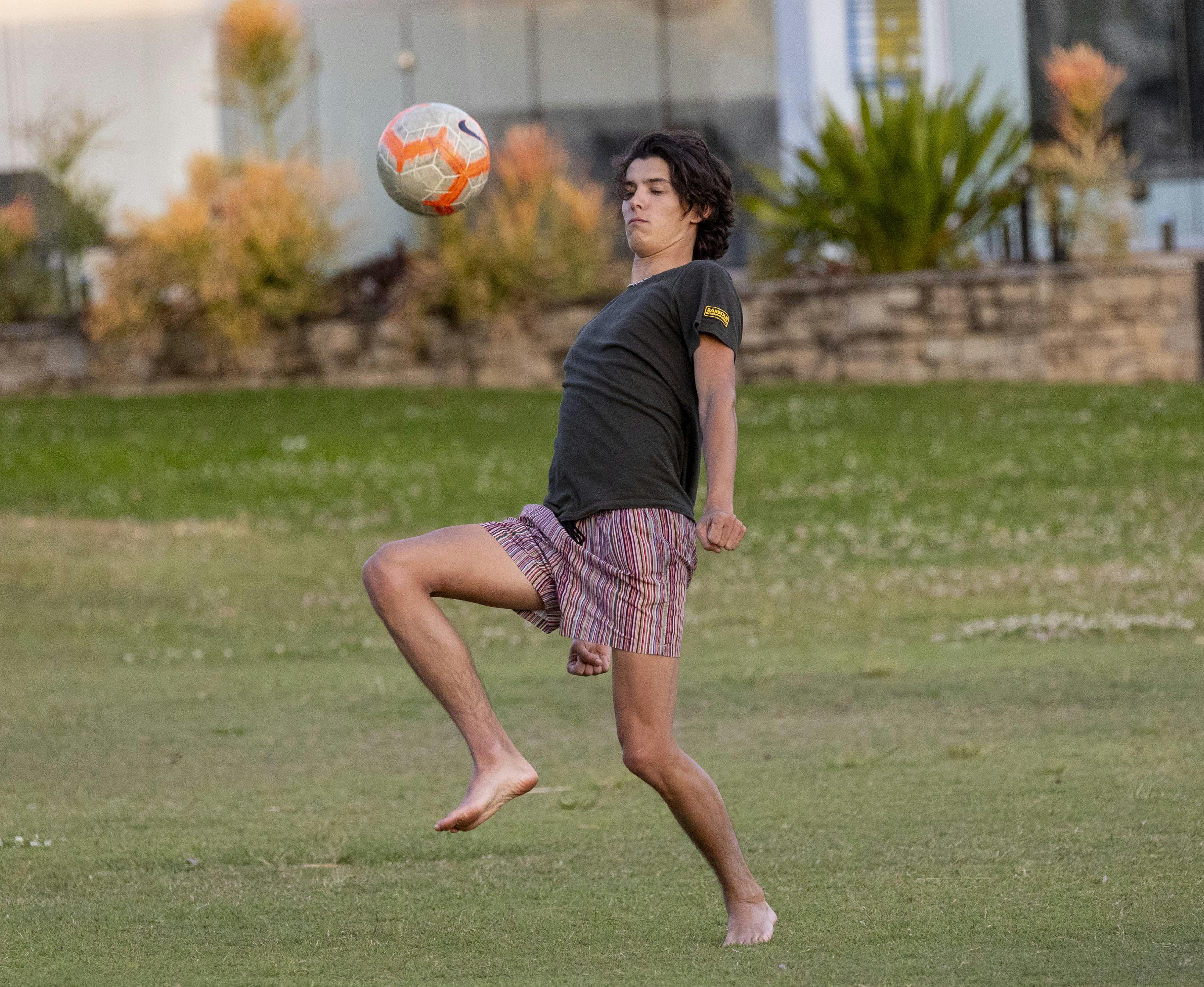 Det er ingen sag at tæmme bolden for grev Nikolai.