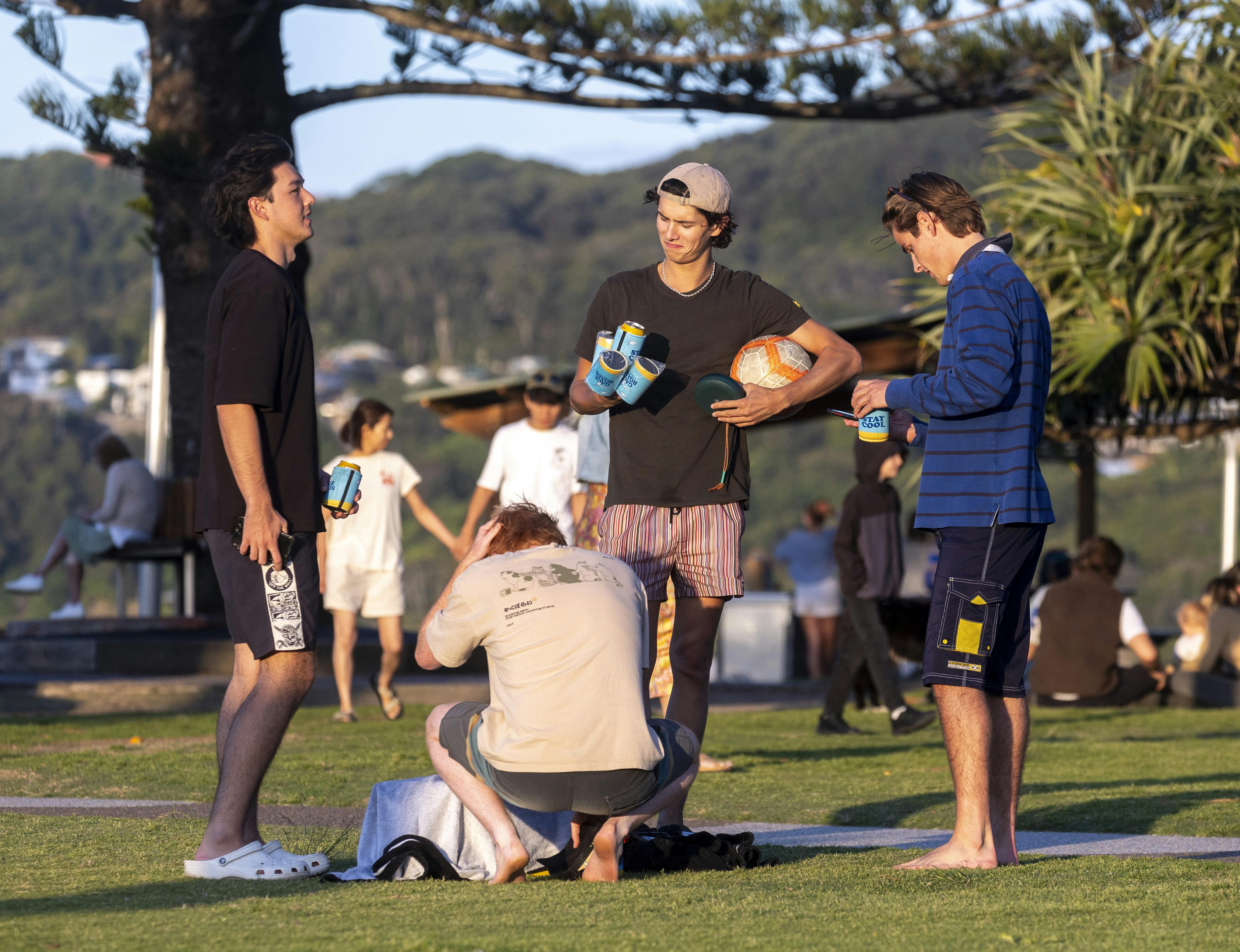 Greven havde samlet en flok venner, og sammen fejrede de grevens 24-års fødselsdag på stranden ved Byron Bay.