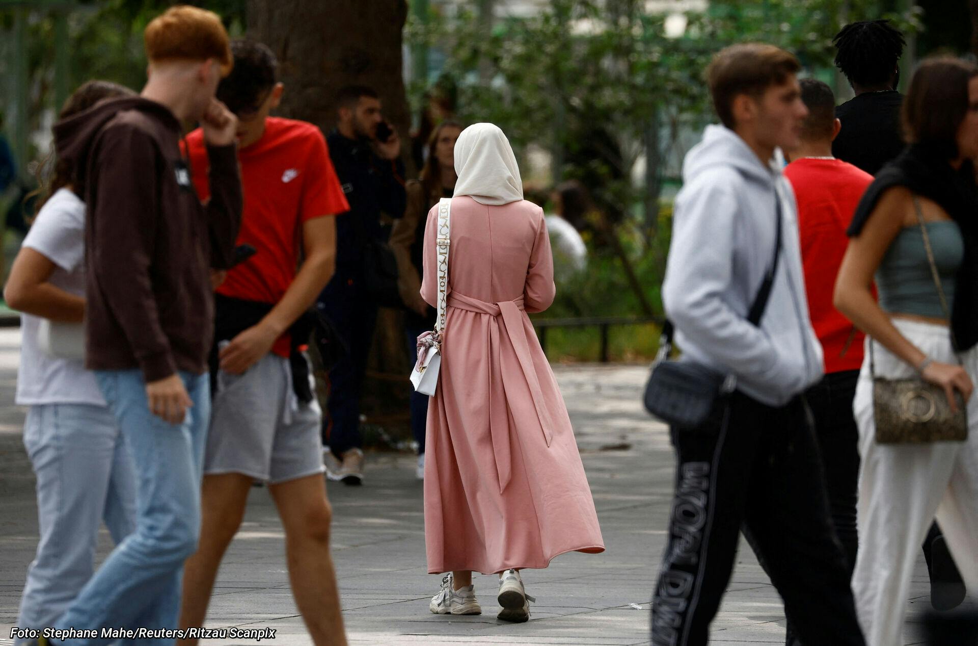 Ung, fransk kvinde iført abaya.