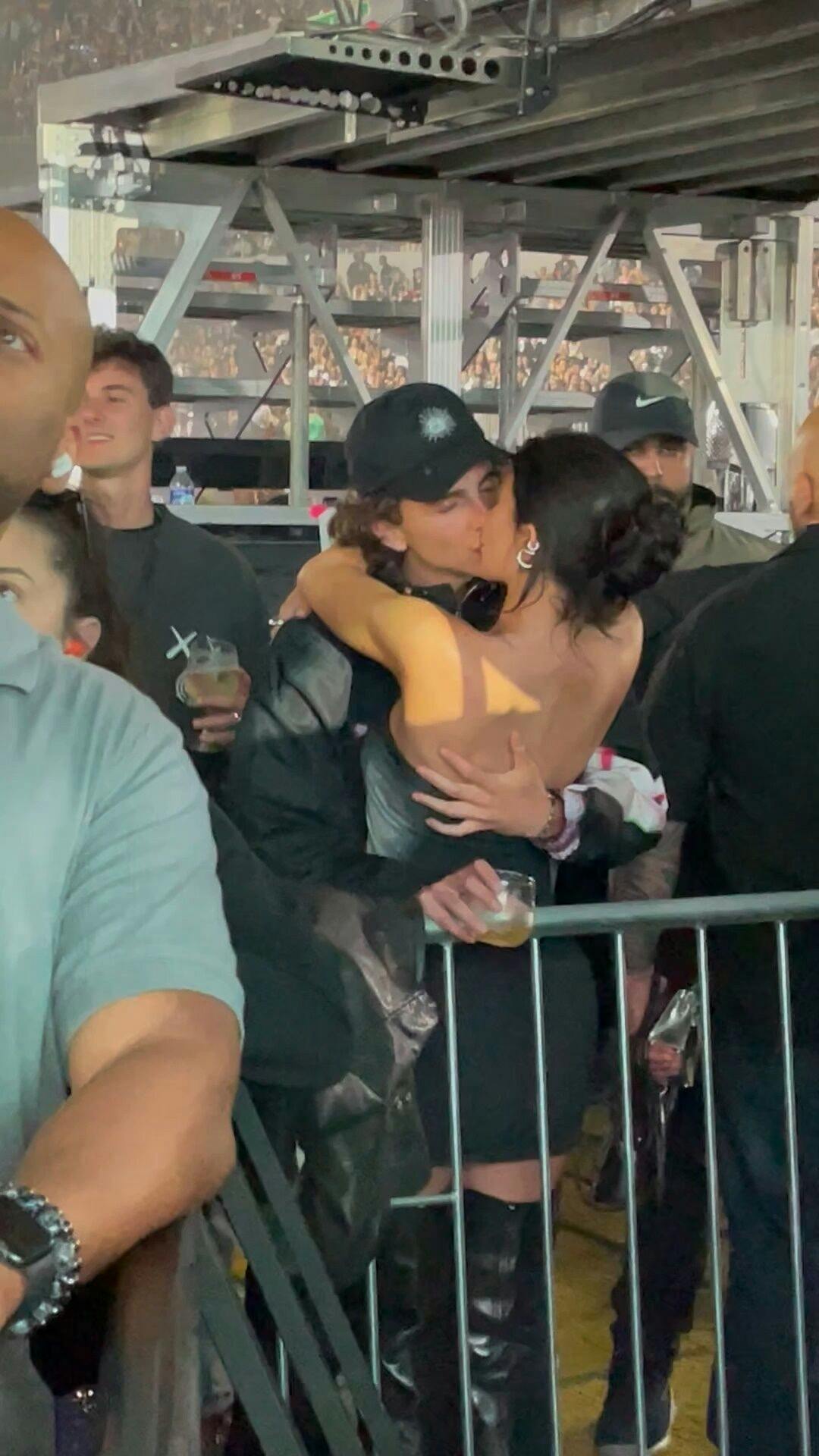 Kys mig, skat! Kylie Jenner og Timothée Chalamet var ikke generte til mandagens Beyoncé-koncert i Los Angeles.