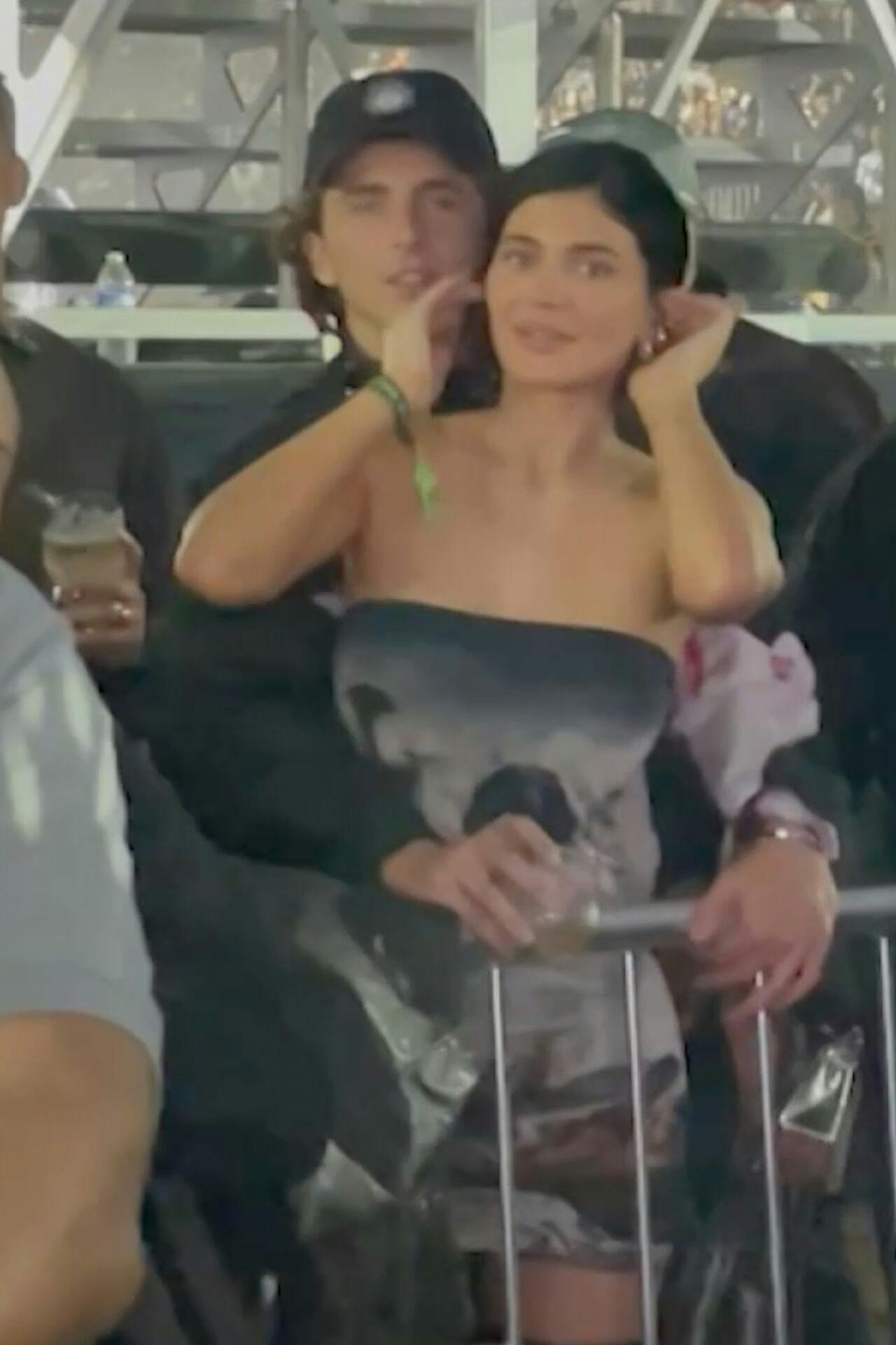 Kylie Jenner havde taget sine søstre Kendall Jenner og Kim Kardashian med til koncerten, men de fik tydeligvis lov til at passe sig selv. Kylie havde nemlig travlt med Chalamet.