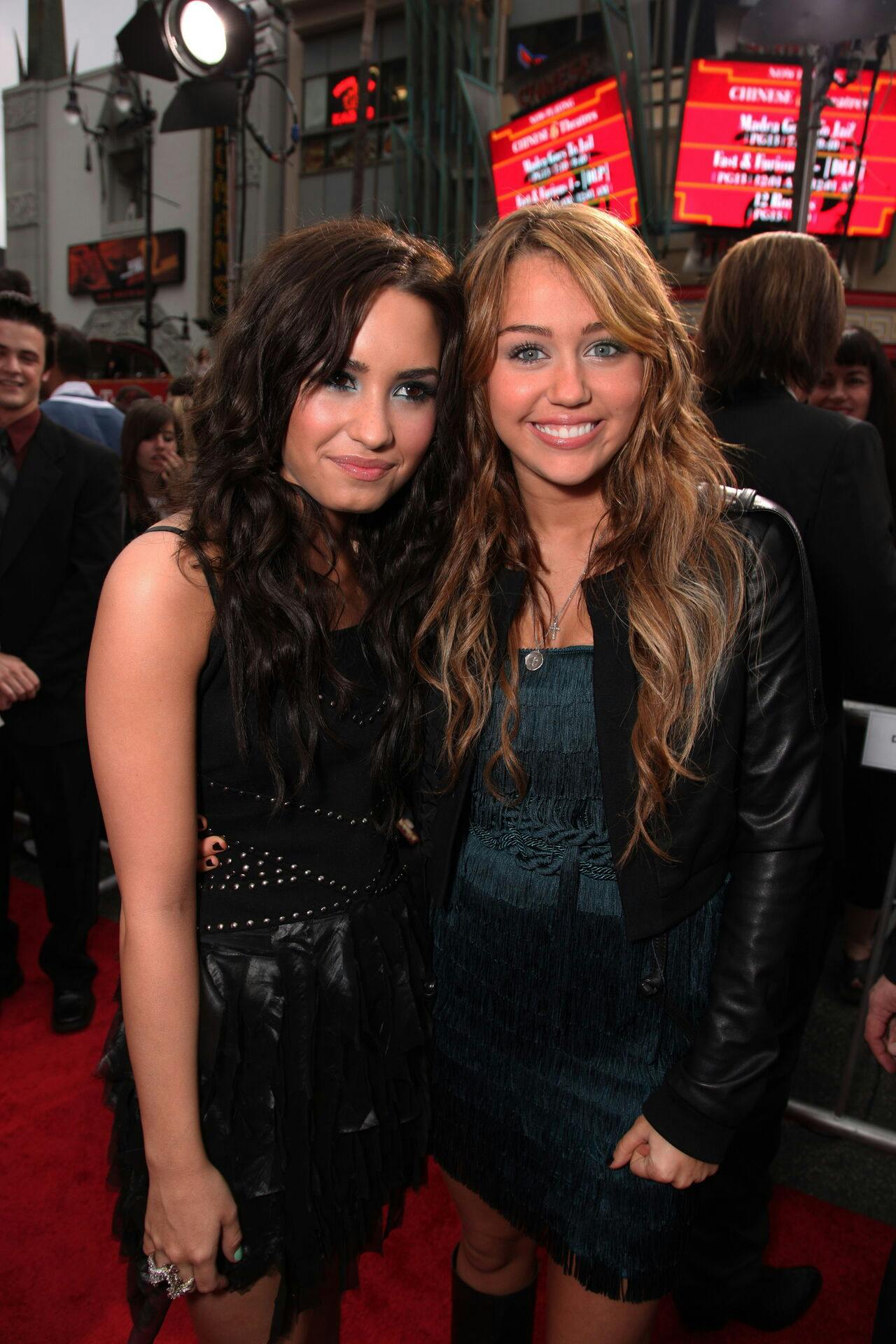 Demi Lovato og Miley Cyrus til premieren på "Hannah Montana: The Movie". Kort tid efter blev det famøse billede, som Miley taler om, taget.