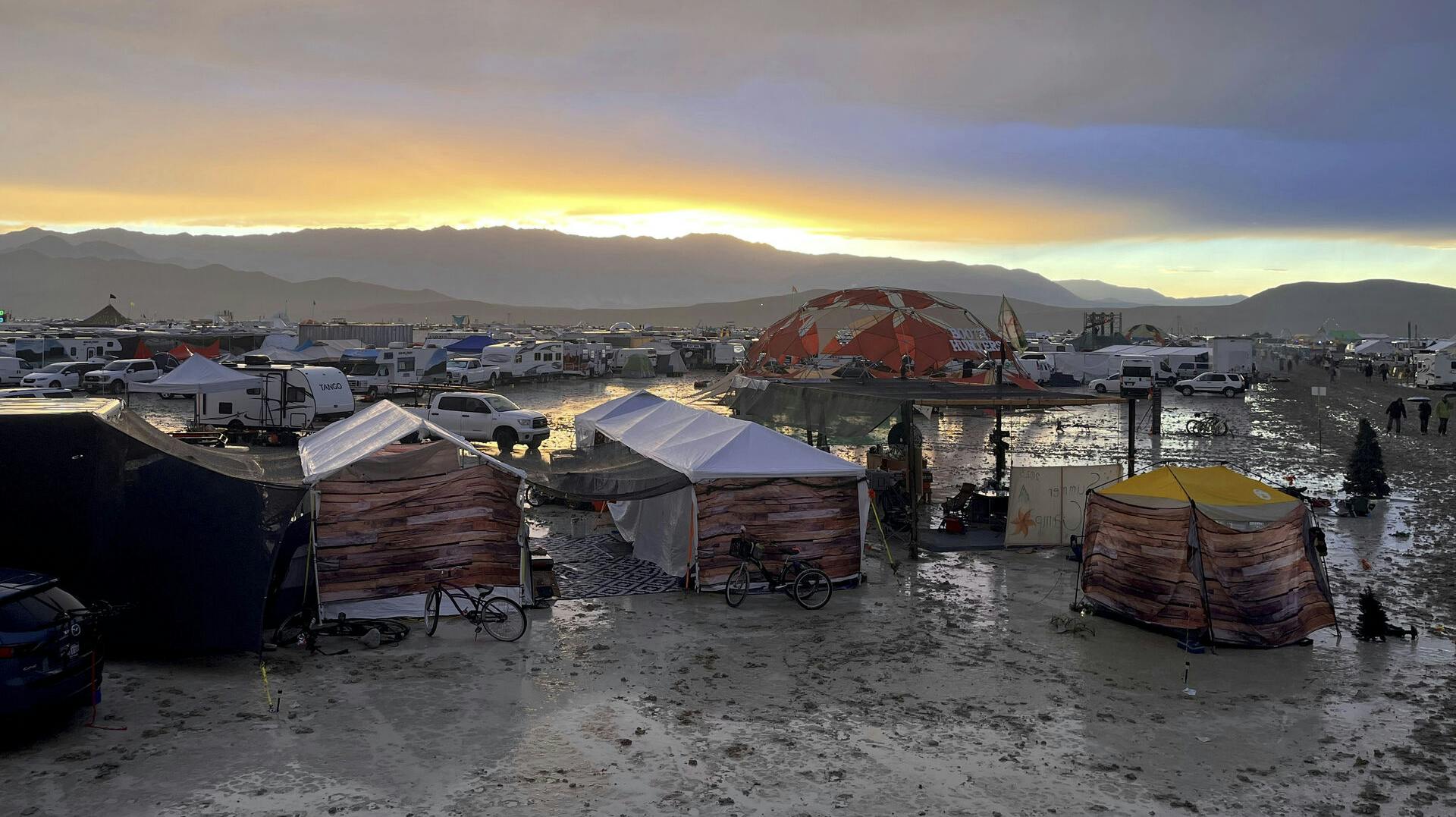 Vejene omkring festivalen Burning Man har været spærret hele weekenden, men nu får gæsterne endelig lov til at forlade Nevadas ørken.