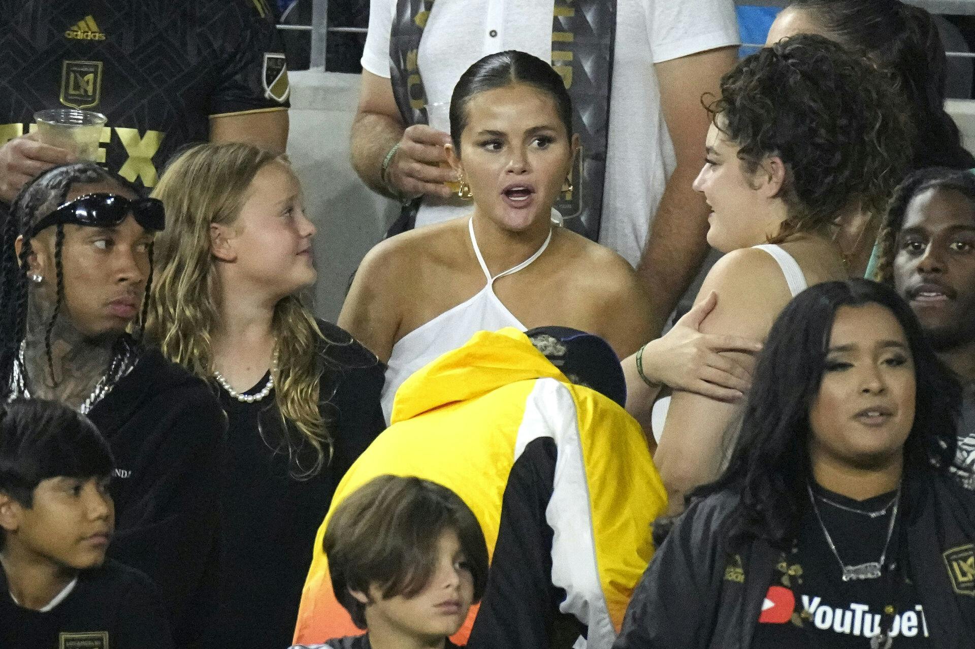 Selena Gomez blev spottet til fodboldkampen - rapperen Tyga ses også til venstre i billedet.