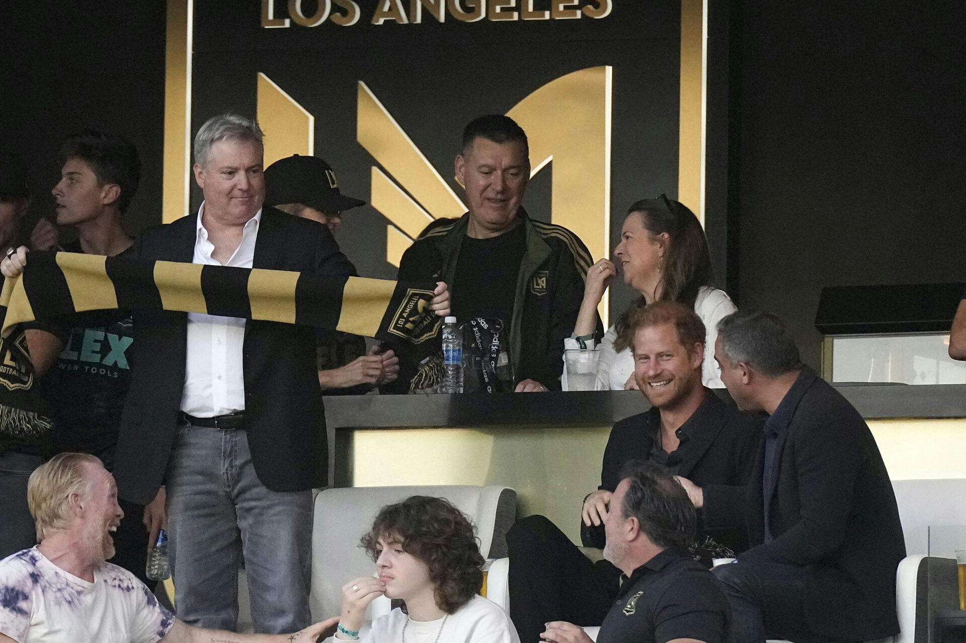 Prins Harry (til højre i billedet) var også på stadion for at se Messi.