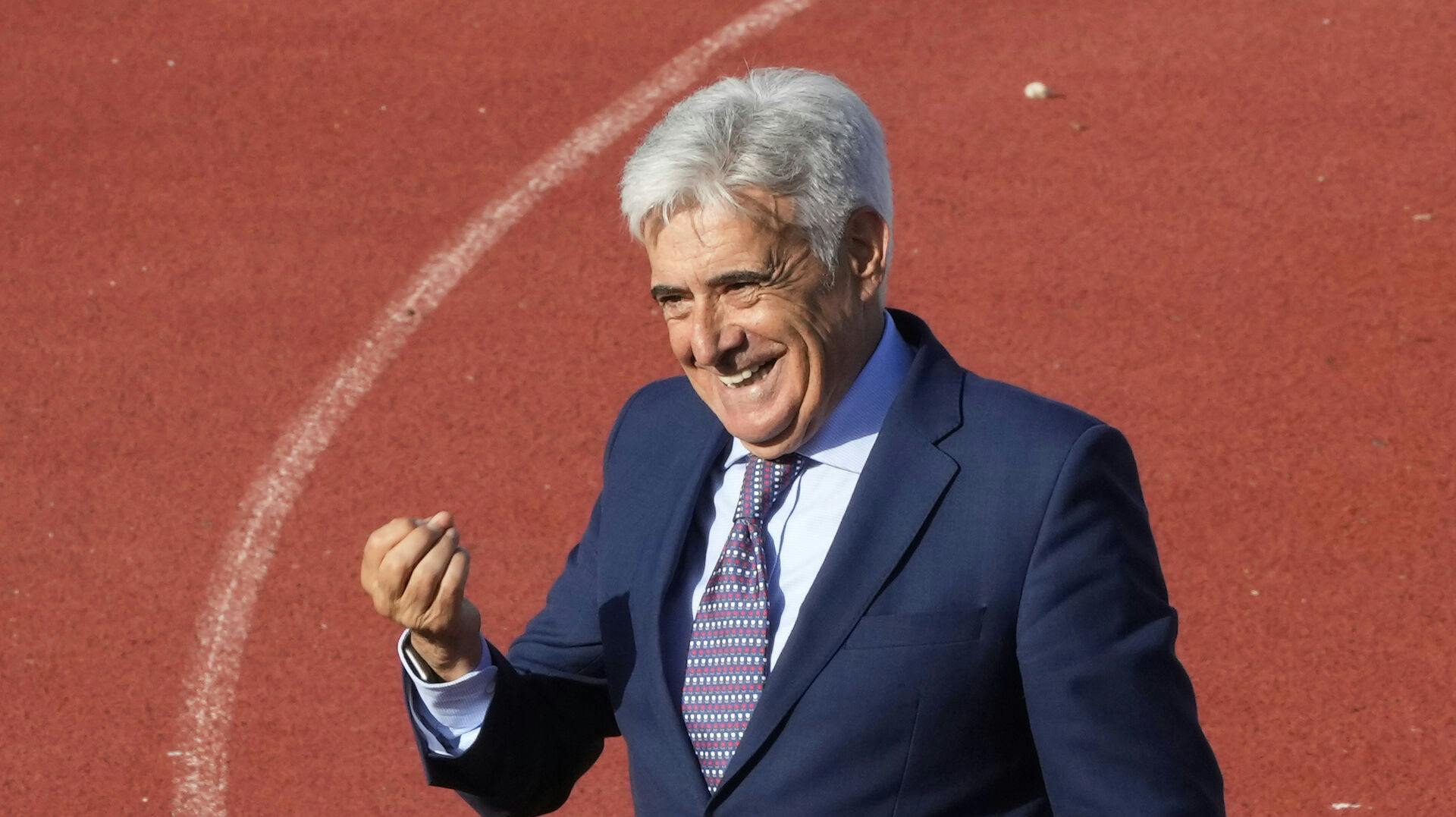 Den fungerede spanske fodboldpræsident, Pedro Rocha, undskylder nu for den suspenderede præsidents, Luis Rubiales, opførsel.