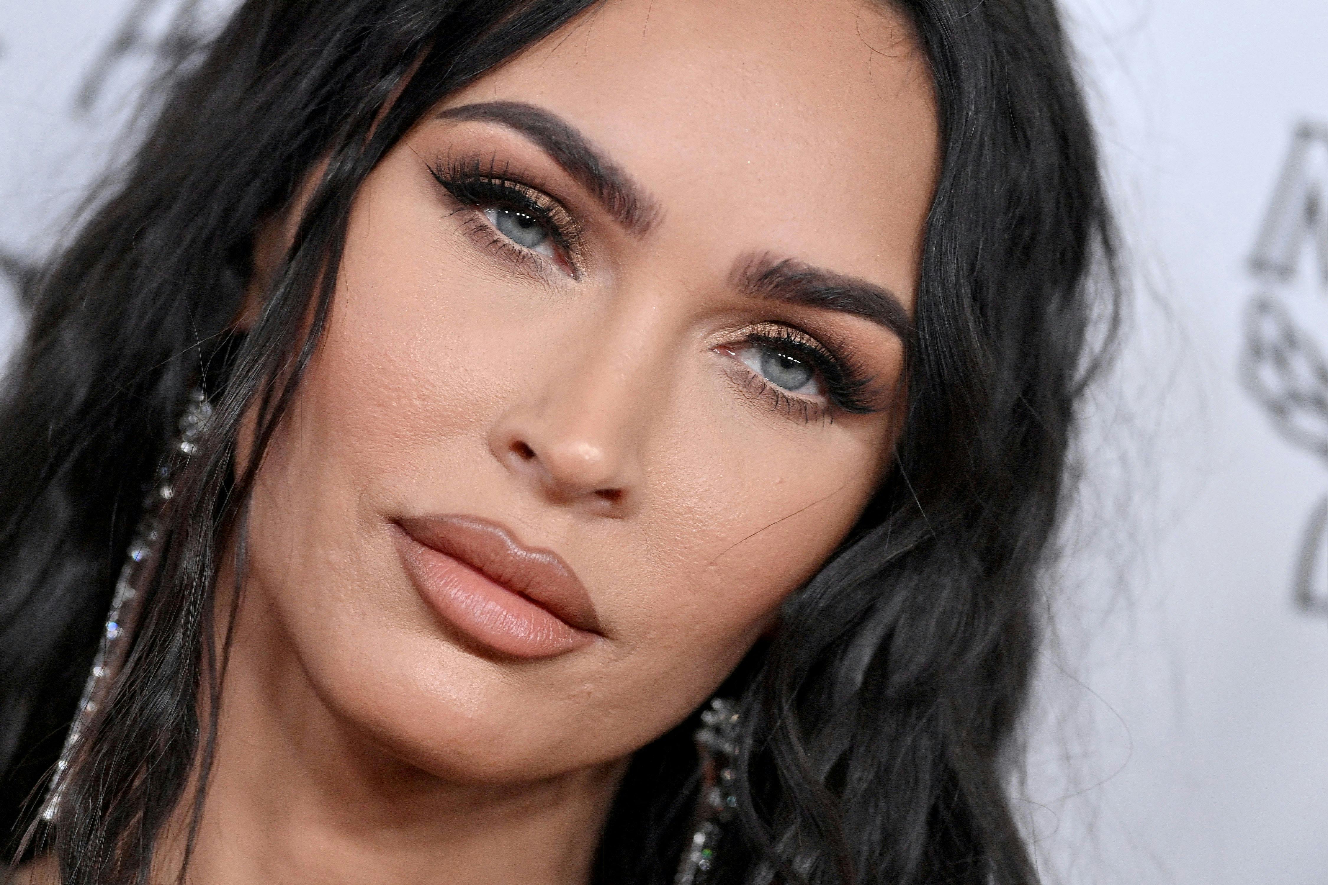 Hov, hvad er nu det? Megan Fox debuterer VILDT nyt hår | SE og HØR