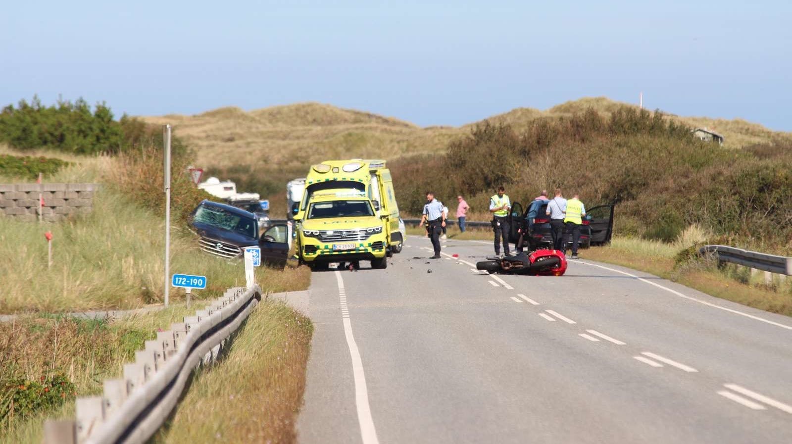 En 30-årig mand mistede tirsdag livet i forbindelse med en trafikulykke, hvor en bil og en motorcykel kørte sammen.