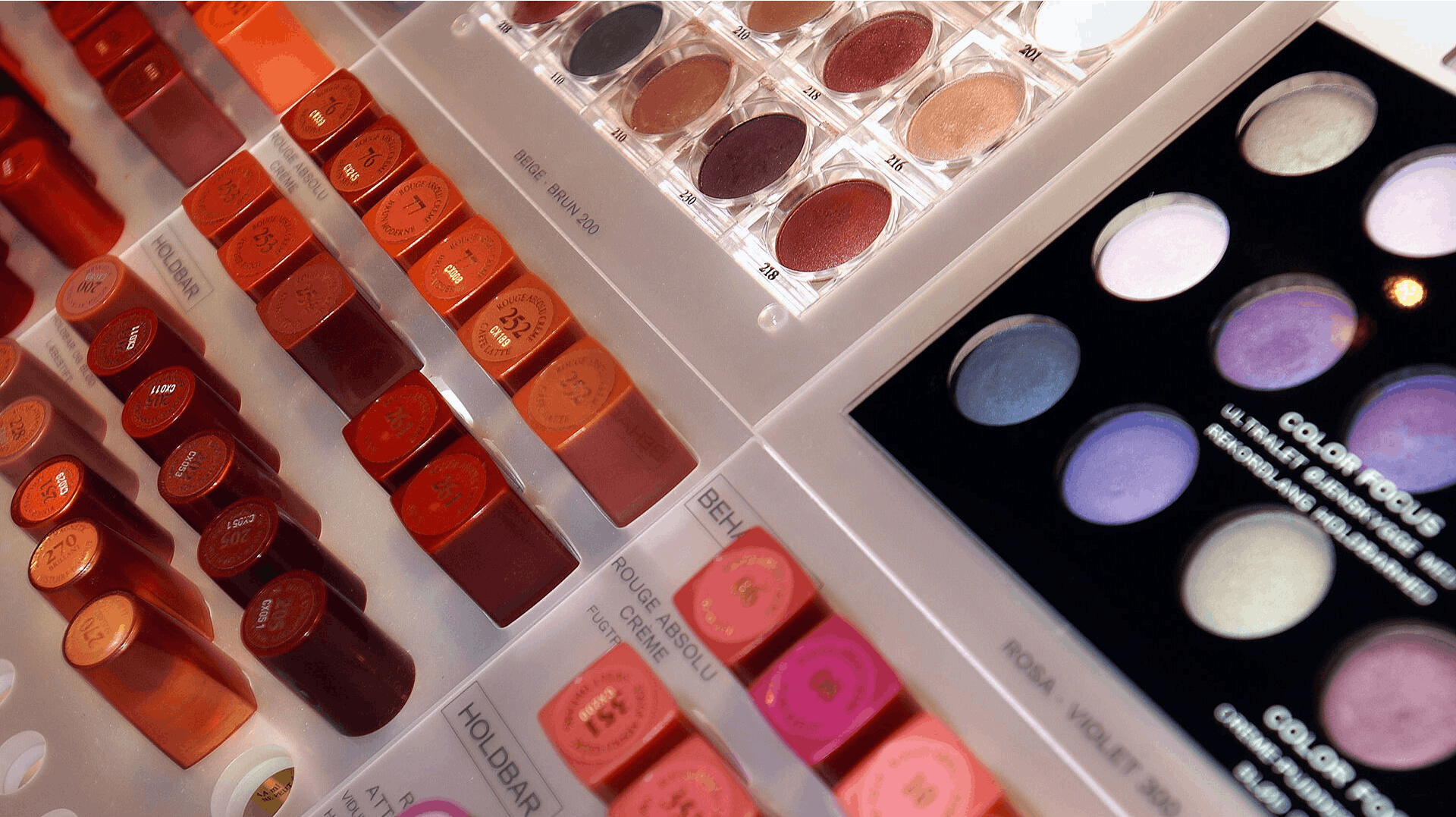 En stor bøde er blevet uddelt til en netbutik, der blandt andet solgte makeup og parfume, og direktøren bag.