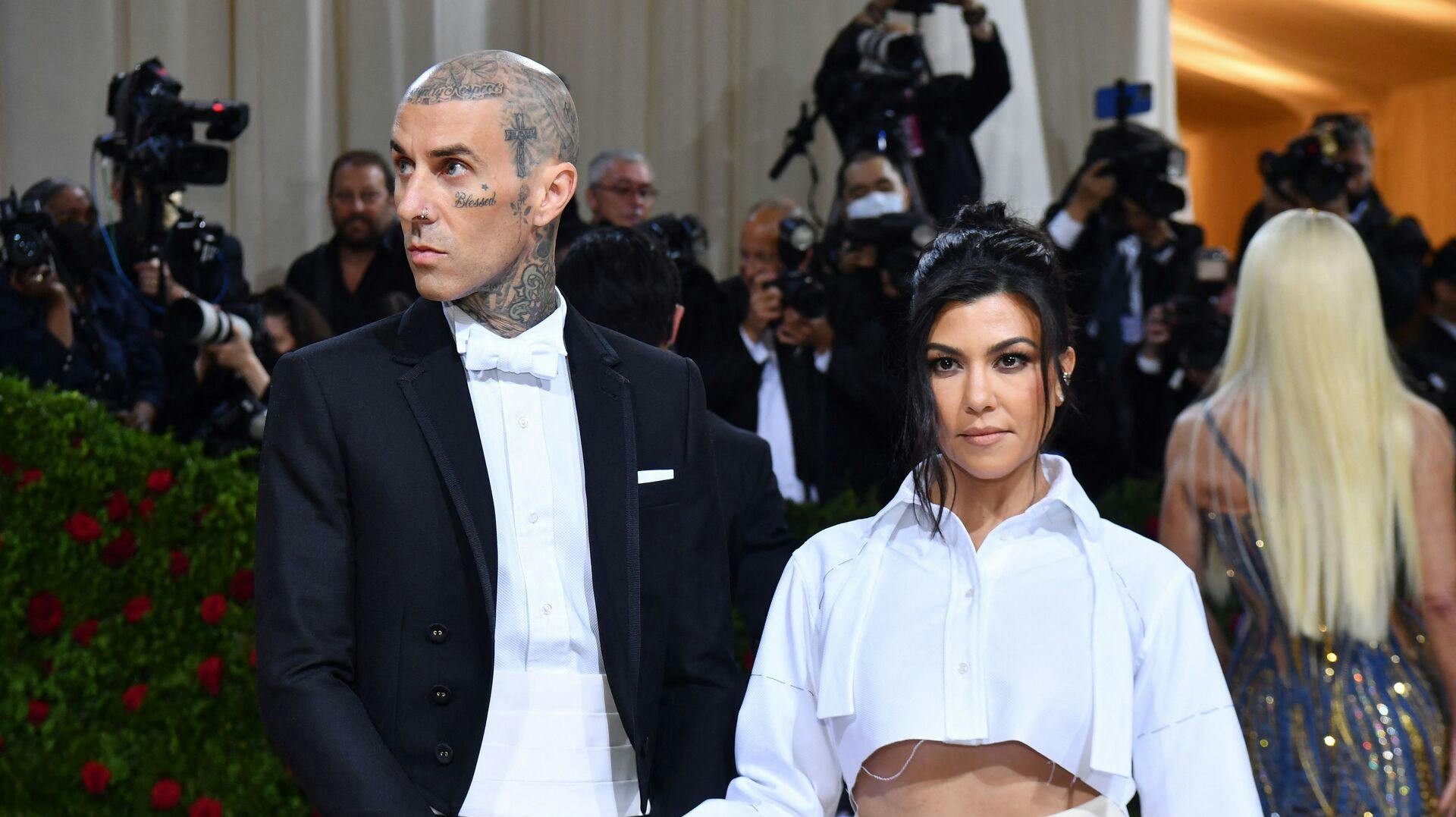 Kourtney Kardashian bryder tavsheden efter sin hospitalsforskrækkelse. 