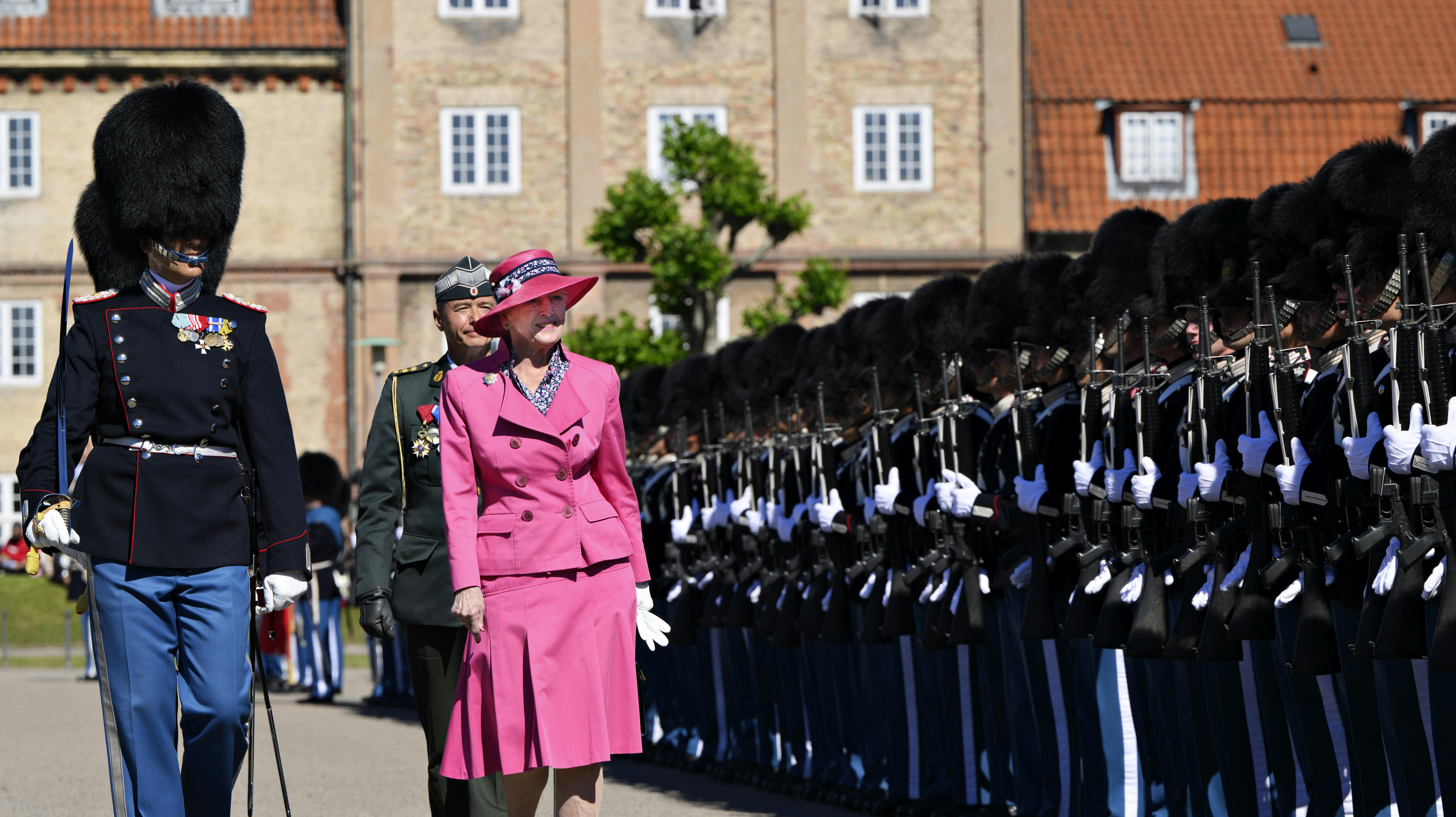 Dronning Margrethe deltager i Årsdagsparade ved Den Kongelige Livgarde samt overrækker "Dronningens Ur" på Livgardens Kaserne i København, fredag den 24. juni 2022.. (Foto: Philip Davali/Ritzau Scanpix)