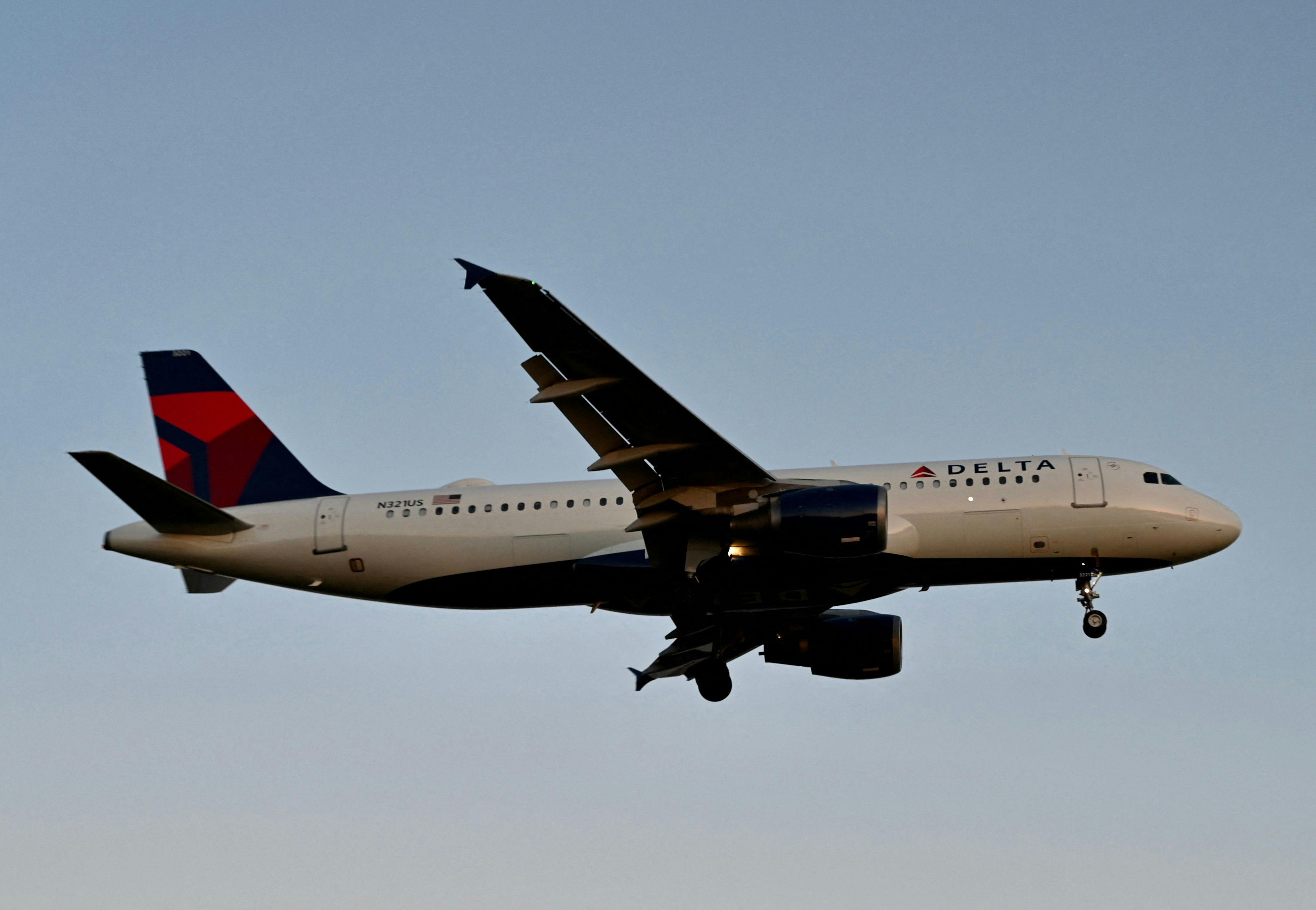 En transatlantisk rejse fik en brat ende for en række rejsende ombord på et fly fra Delta Airlines.