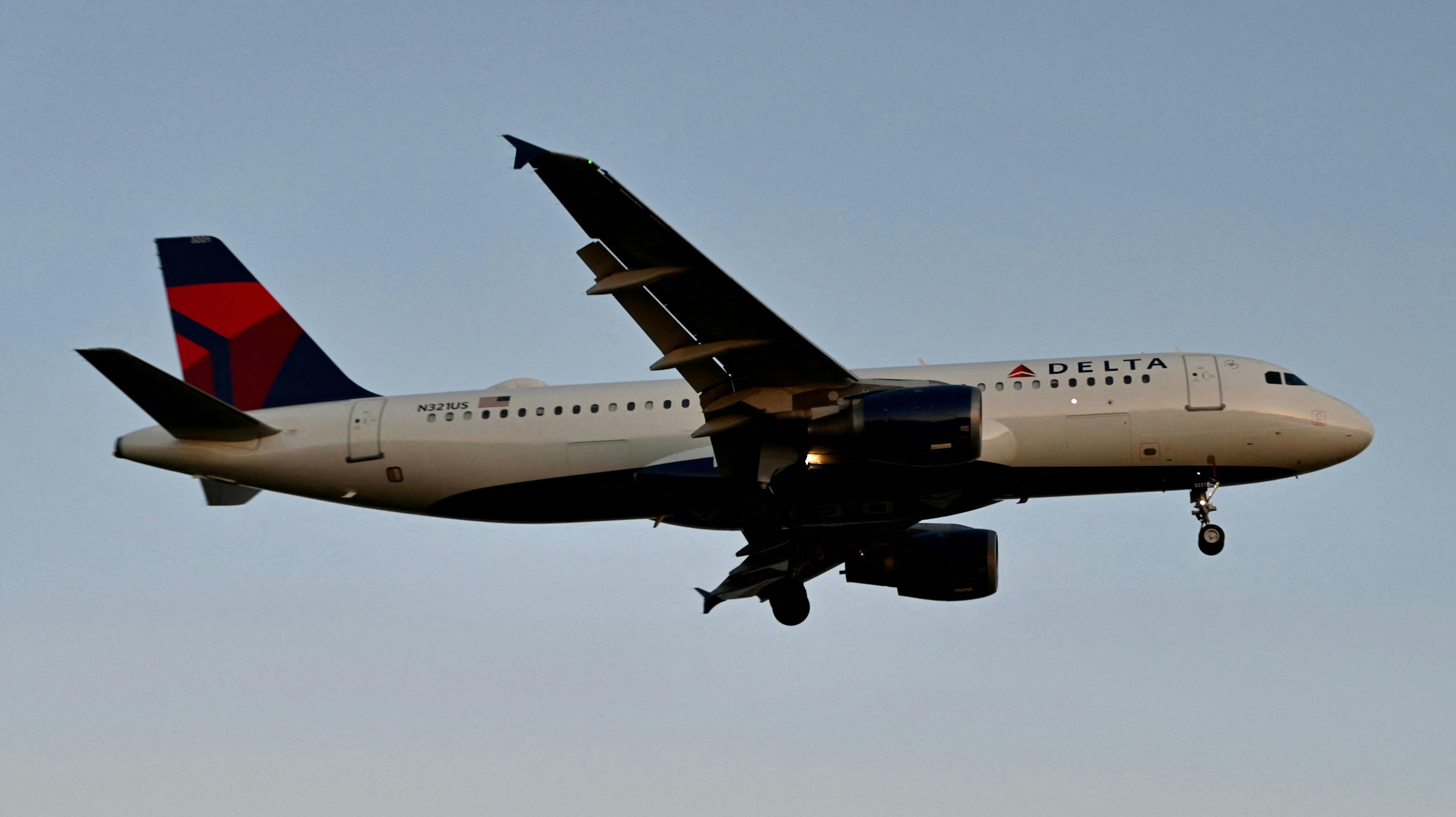 En transatlantisk rejse fik en brat ende for en række rejsende ombord på et fly fra Delta Airlines.