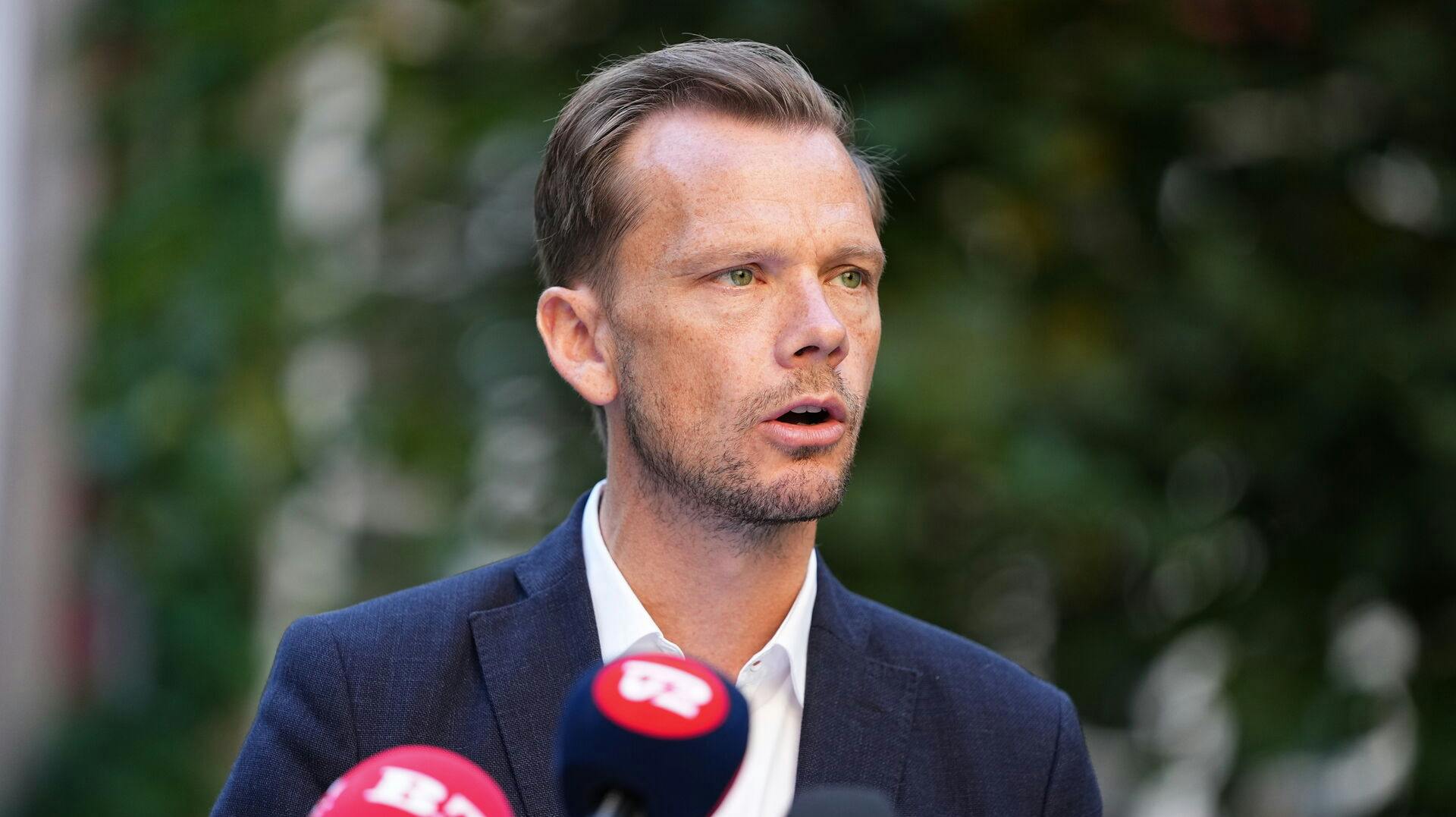 Peter Hummelgaard slår på et pressemøde onsdag fast, at politikkerne vil lukke Pusher Street.