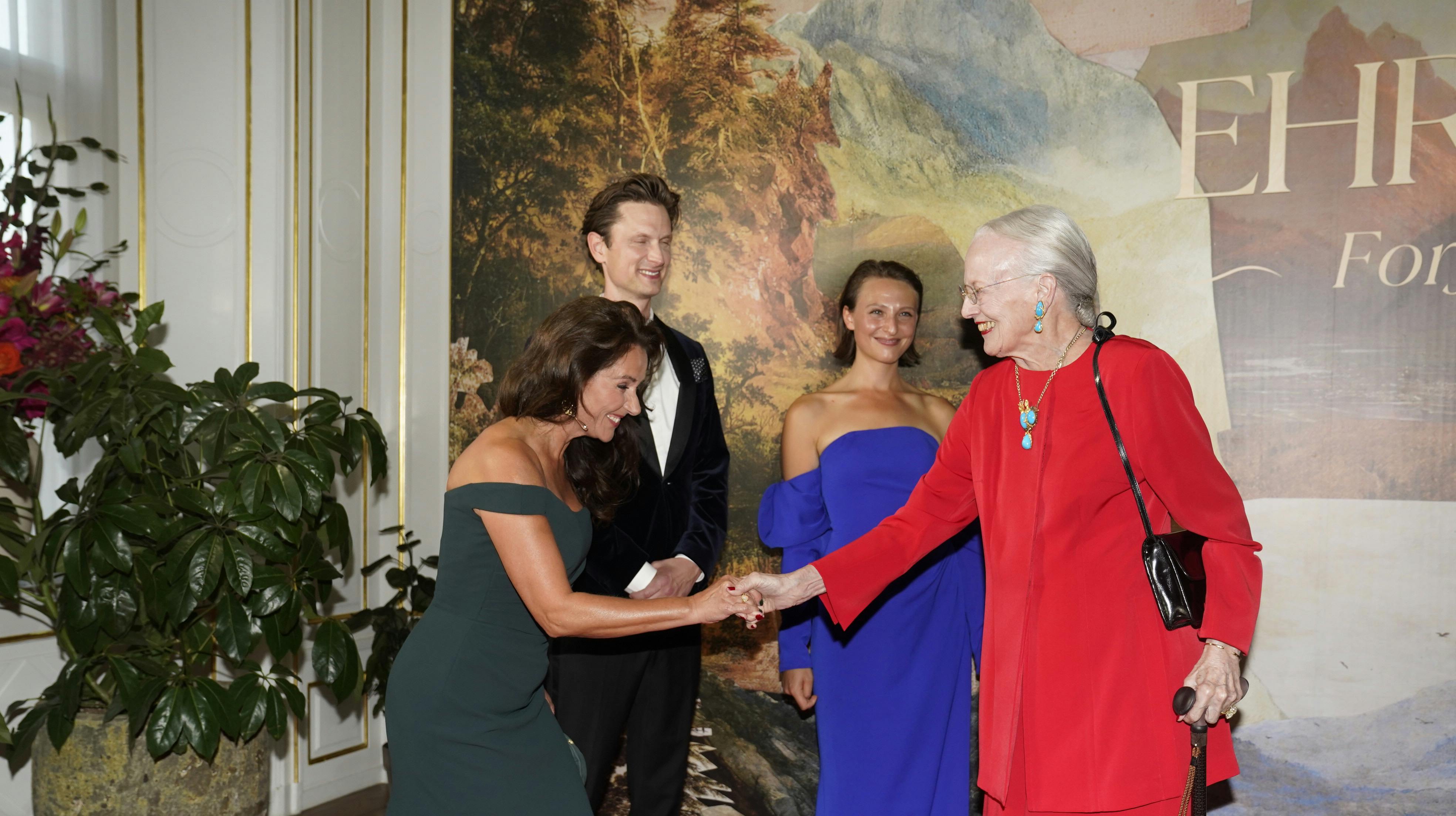 Margrethe gav hånd til filmens stjerner ved gallapremieren på "Ehrengard: Forførelsens Kunst". Her hilser hun på Sidse Babett Knudsen, der spiller Storhertuginden. 