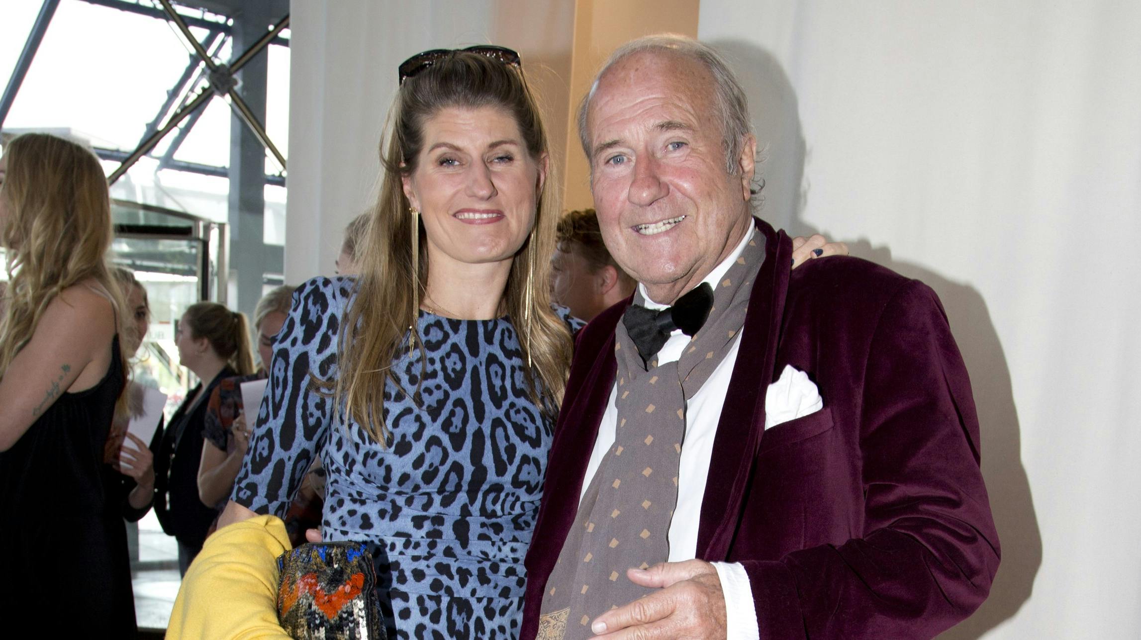 Datteren Emilie har før sat ord på sin fars forhold til alkohol. Nu afslører hun, at hun op til hans død gjorde mange krumspring, netop fordi Erik Brandt havde et stort forbrug af vodka. 