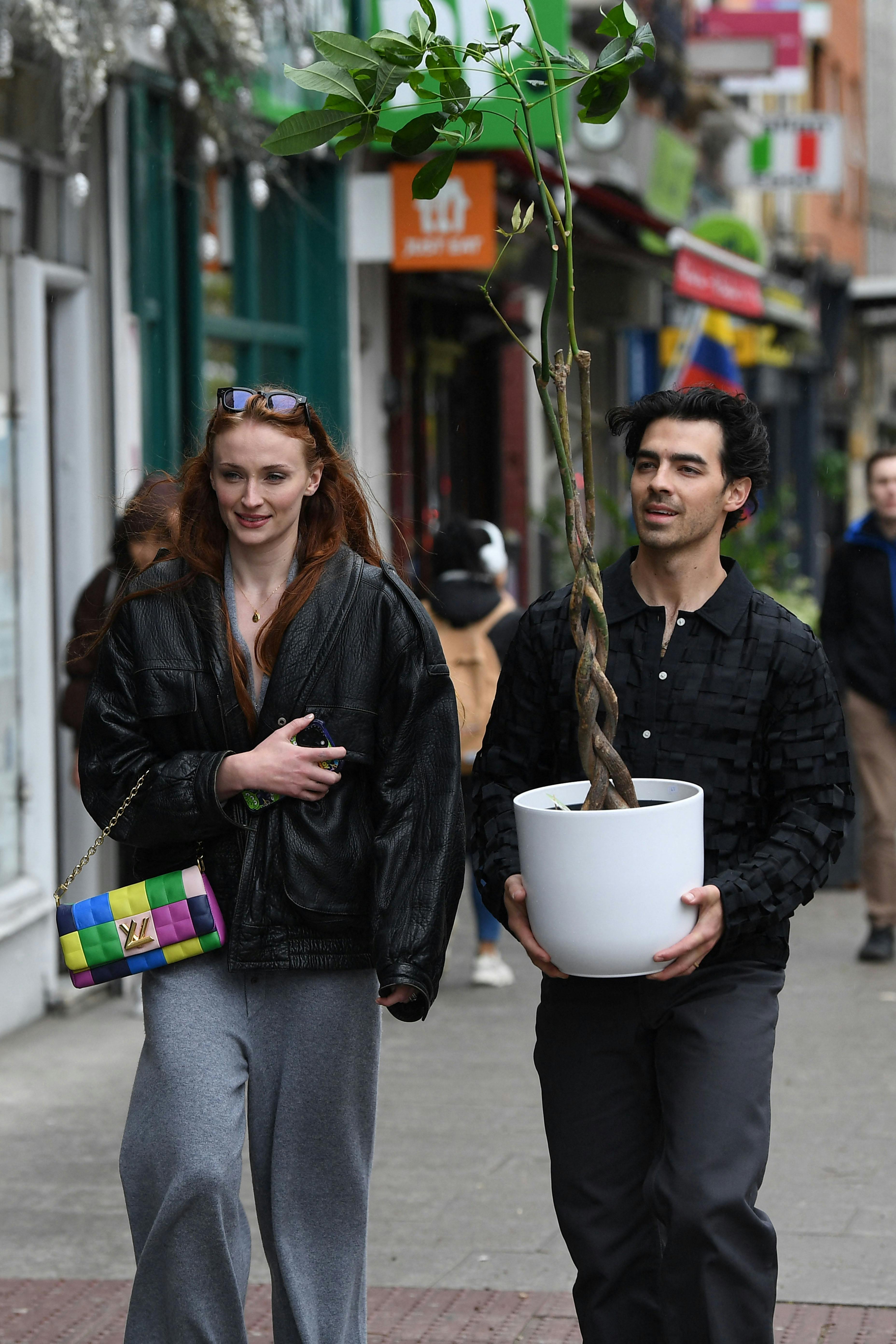 Stjerneparrets ægteskab varede i fire år, og sammen har de to børn, som de nu er indstillede på at skulle dele forældremyndigheden over. I retsdokumenterne står det anført, at "det er i børnenes bedste interesser, at parterne har delt forældreansvar."