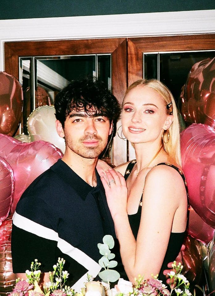 Sophie Turner og Joe Jonas mødte hinanden på Instagram, hvor Jonas var den, der tog det første skridt.