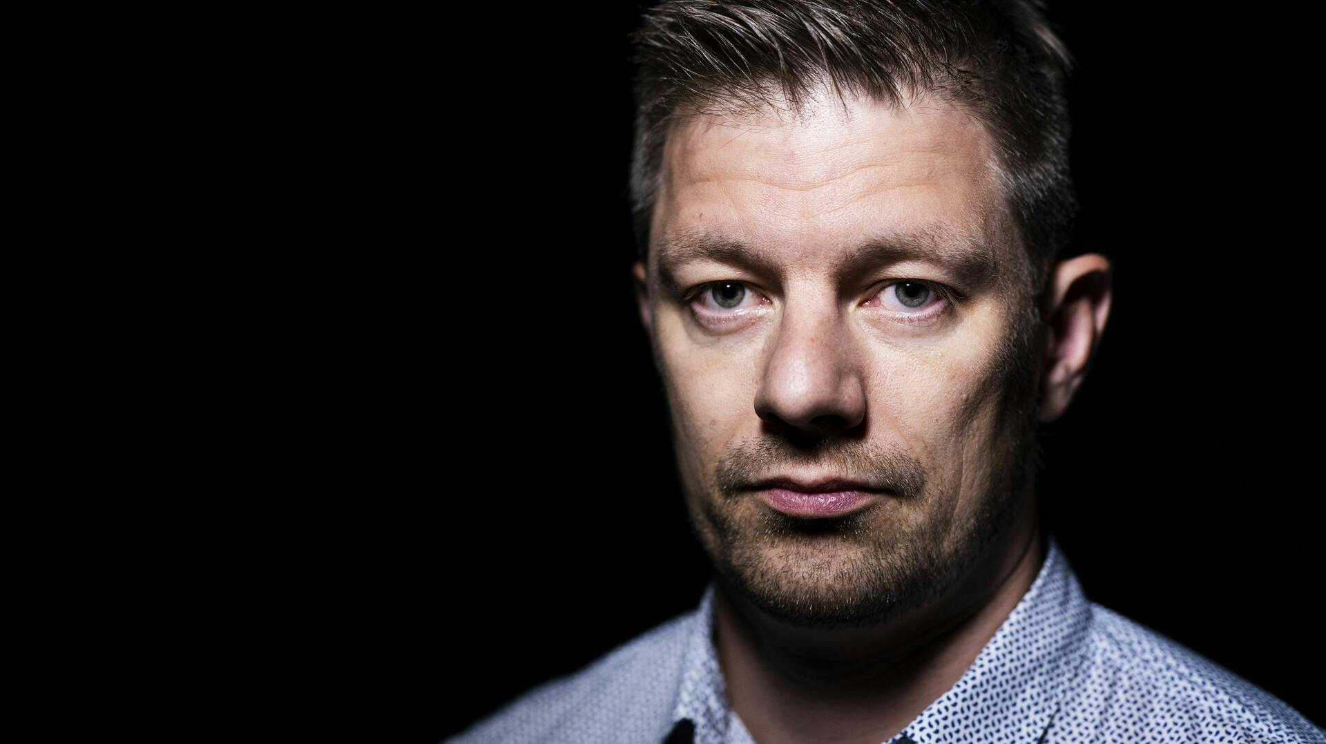 Tidligere politibetjent og frihedsaktivist Lars Kragh Andersen blev tidligere i dag idømt otte måneders fængsel for forsøg på dokumentfalsk, tilskyndelse til en forbrydelse og chikane.