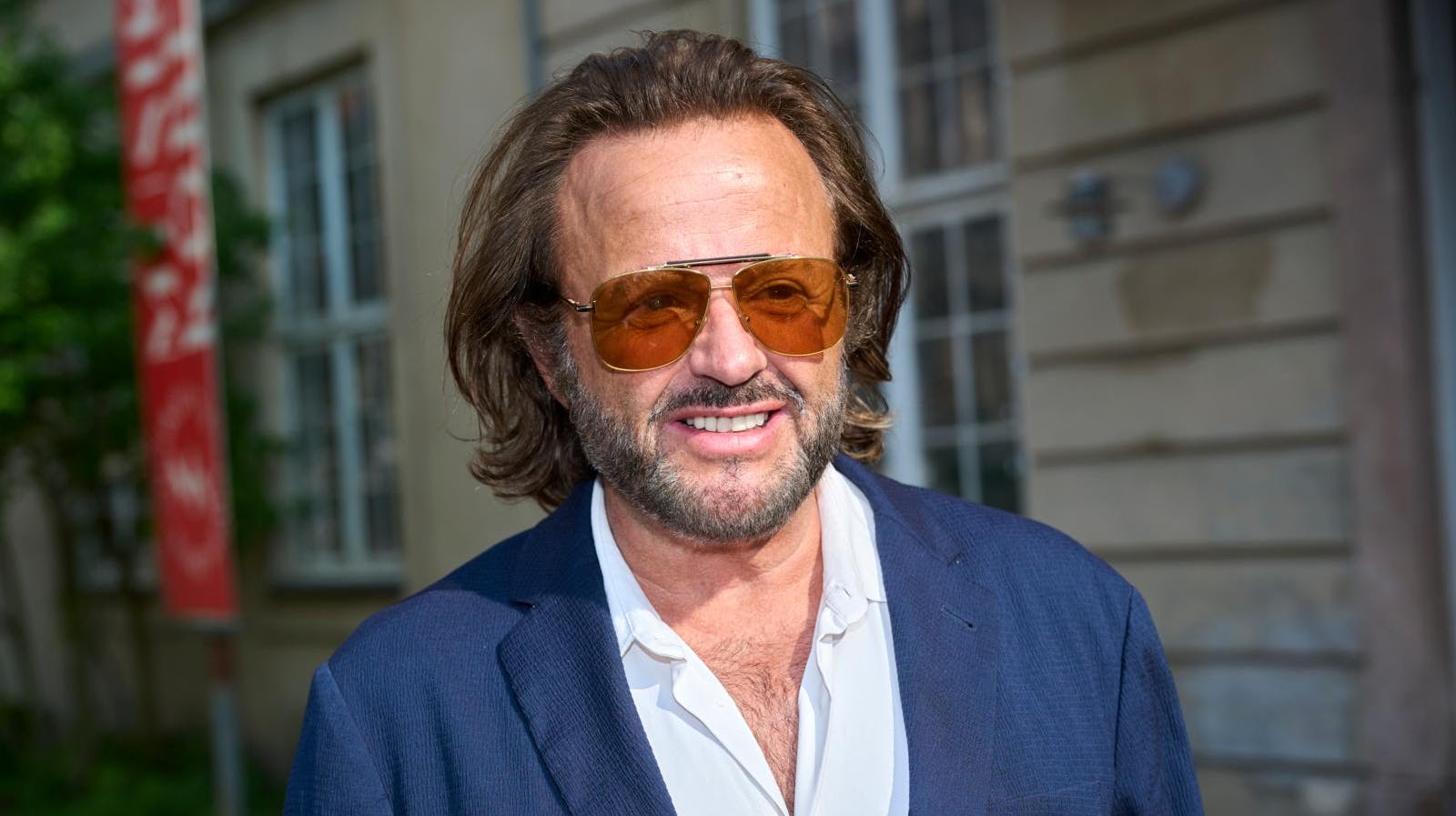 Dennis Knudsen er skuffet over ikke at være inviteret til gallapremieren på "Ehrengard: Forførelsens kunst", som han har været involveret i.