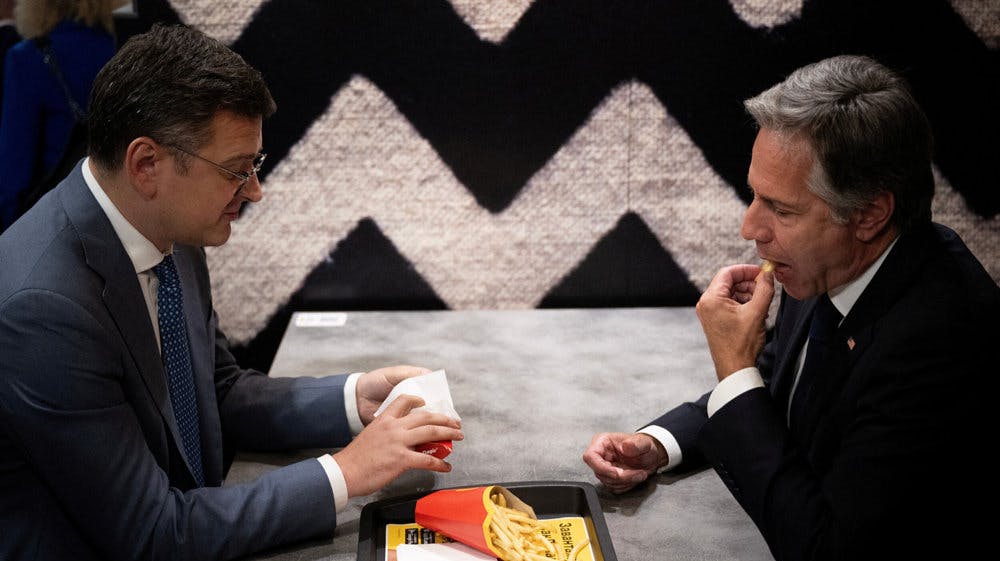 På McDonald's takkede den ukrainske udenrigsminister, Dmytro Kuleba, sin amerikanske modpart Antony Blinken for at hjælpe med at få McDonald's tilbage i det krigsplagede land. 