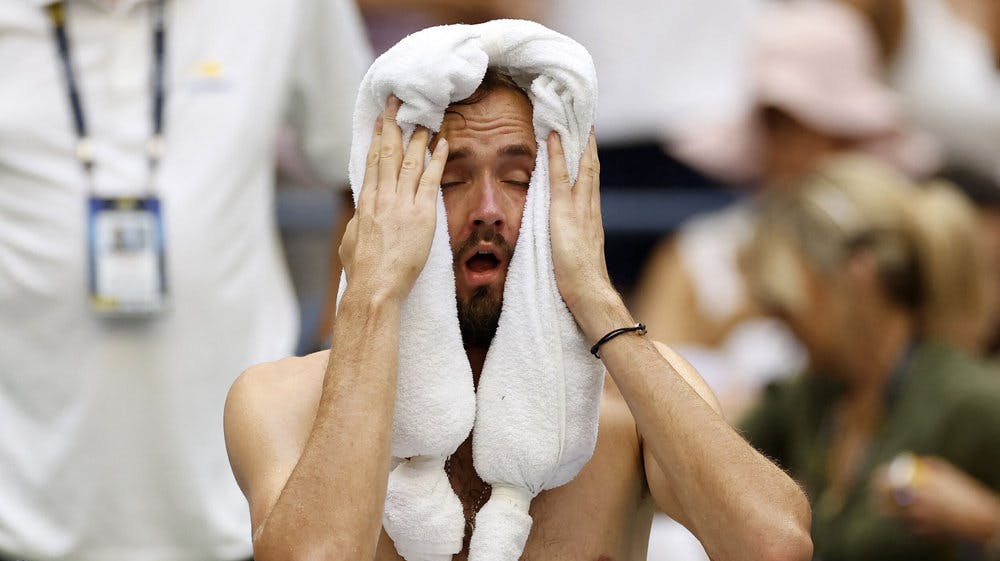 Daniil Medvedev var lykkelig for, at det kun tog ham tre sæt og knap tre timer i heden for at besejre Andrey Rublev. 