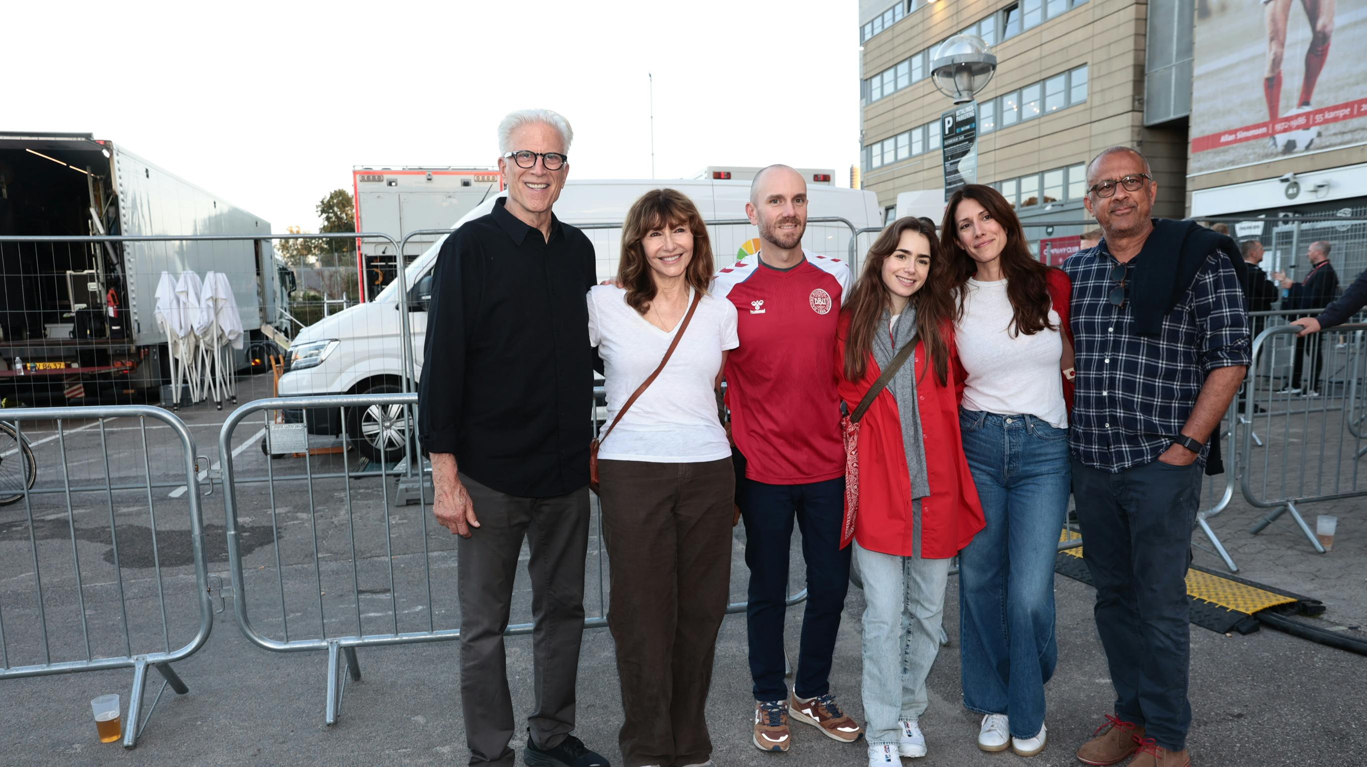 Hov, vent! Er det ikke? Der er Hollywood-træf foran Parken torsdag aften. Ted Danson, hans hustru Mary Steenburgen, Lilly Collins og hendes mand Charlie McDowell skal åbenbart se de danske drenge give San Marino sultansmadder. 