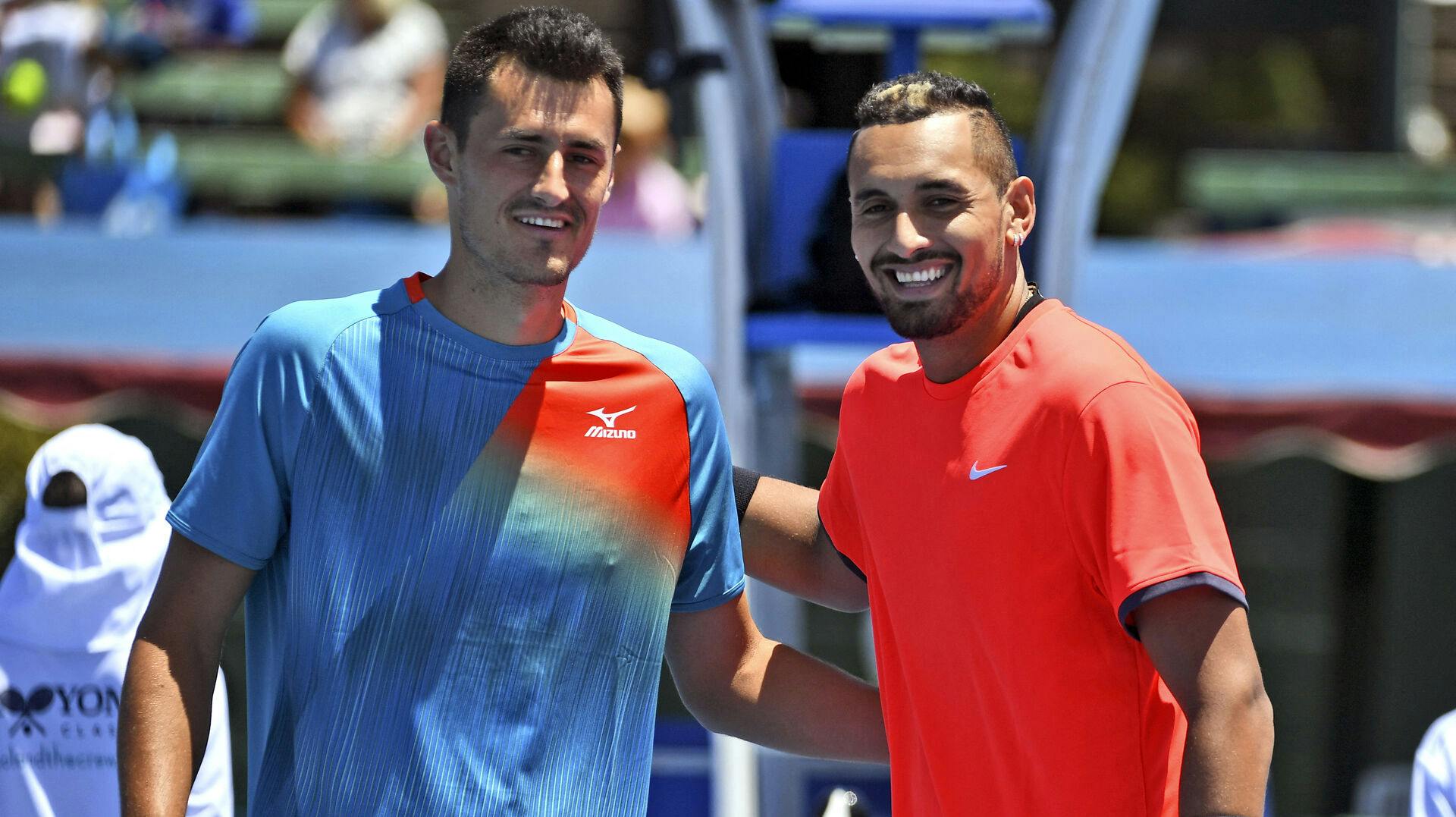 Bernard Tomic poserer med landsmanden Nick Kyrgios, der også er kendt som en kontroversiel tennisfigur.