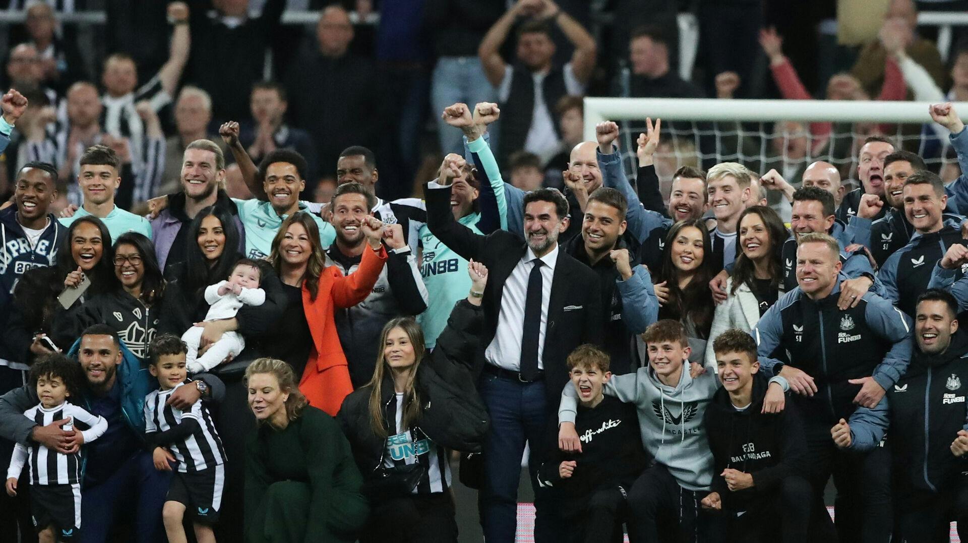 Yasir al-Rumayyan (i jakkesættet i midten) er bestyrelsesformand i den engelske Champions League-klubb Newcastle. Desuden er han beskrevet som minister i den saudiarabiske regering.