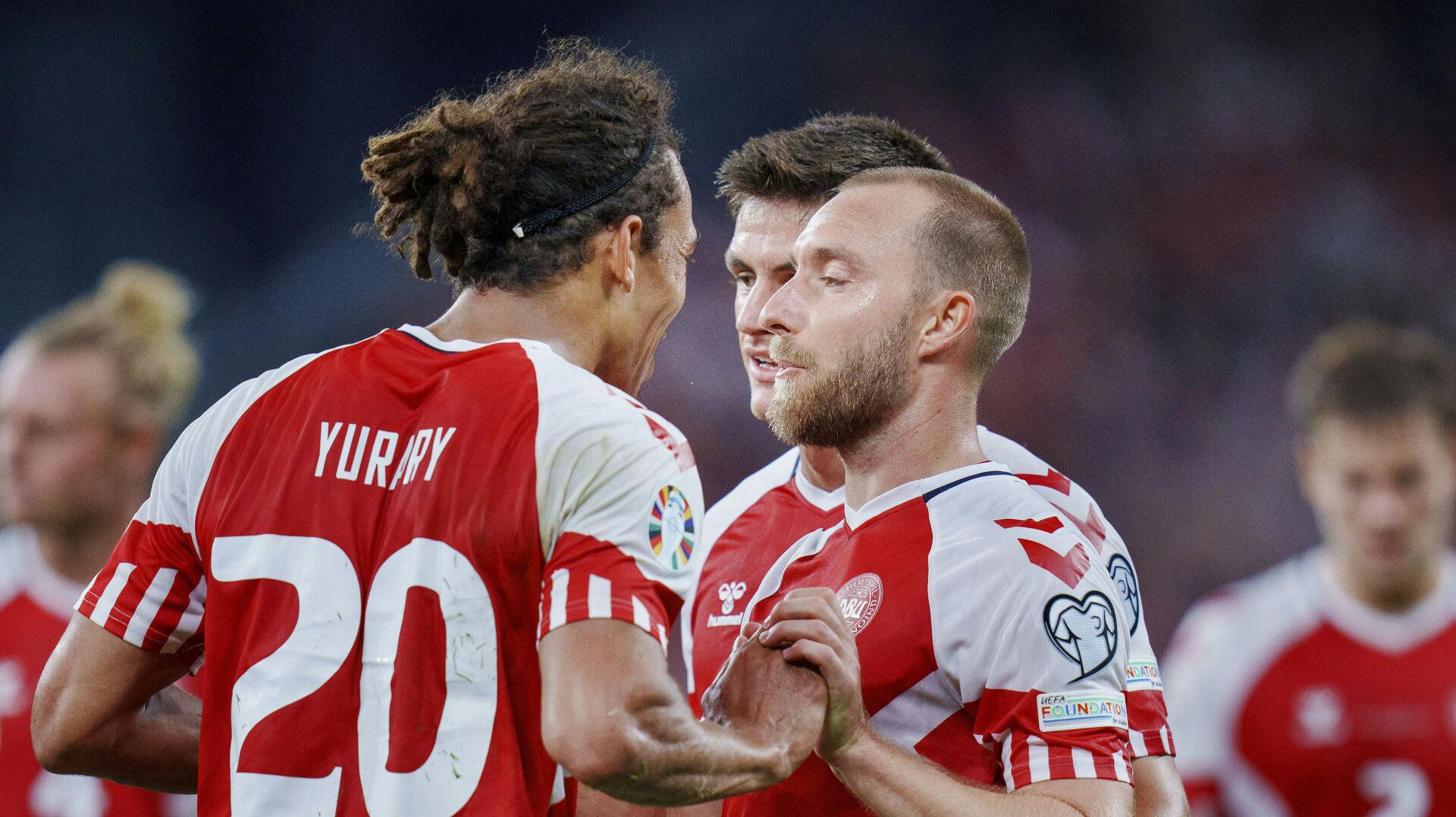 Yussuf Poulsen og Christian Eriksen er uenige om, hvem der egentlig scorede Danmarks 4-0-mål.