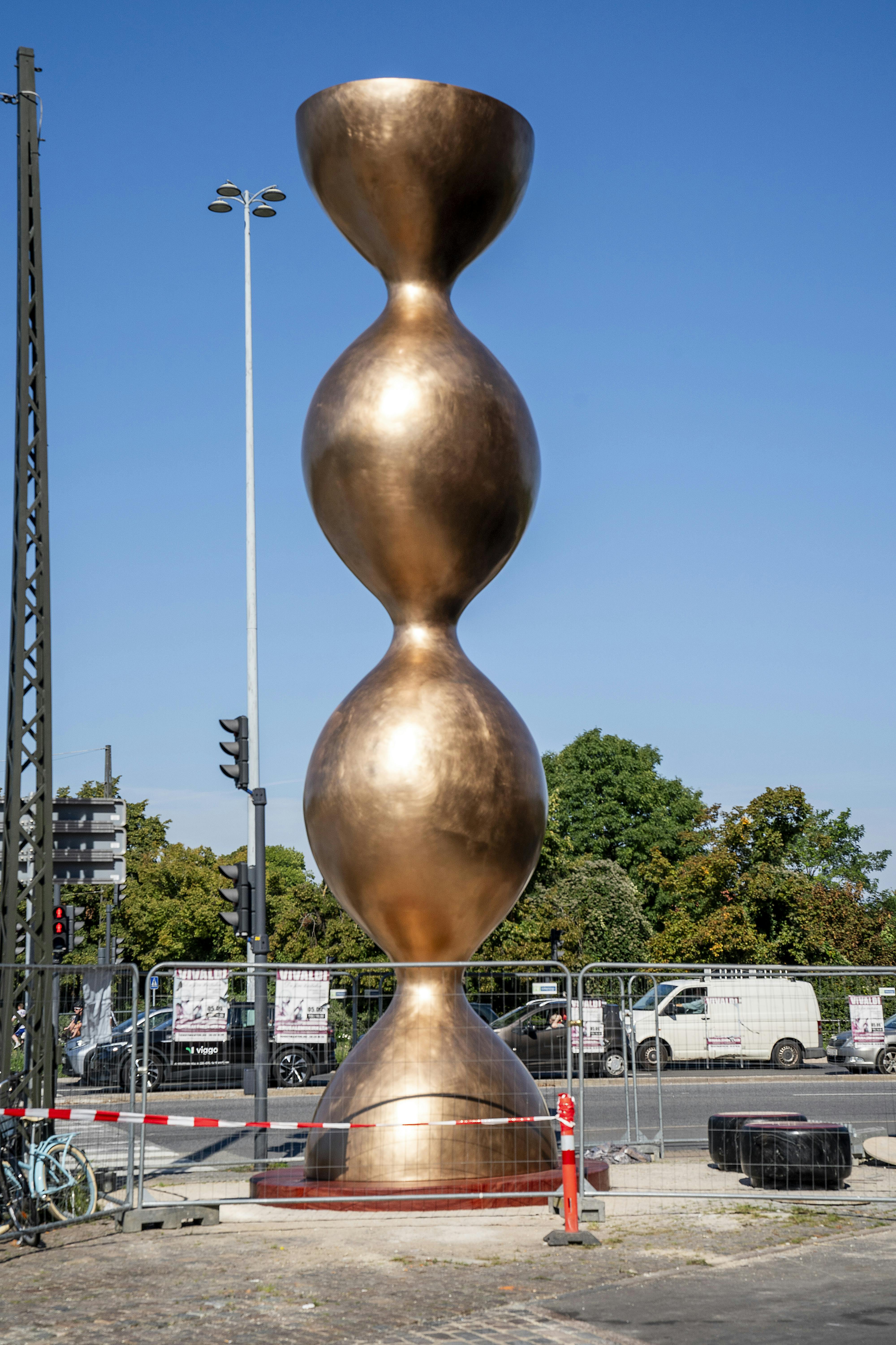Jens Andersen er en smule ked af, at den høje skulptur står lige foran hans lejlighed.