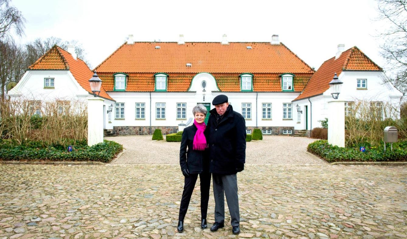 Sussie og Ingolf foran Egeland, som de nu er naboer til.