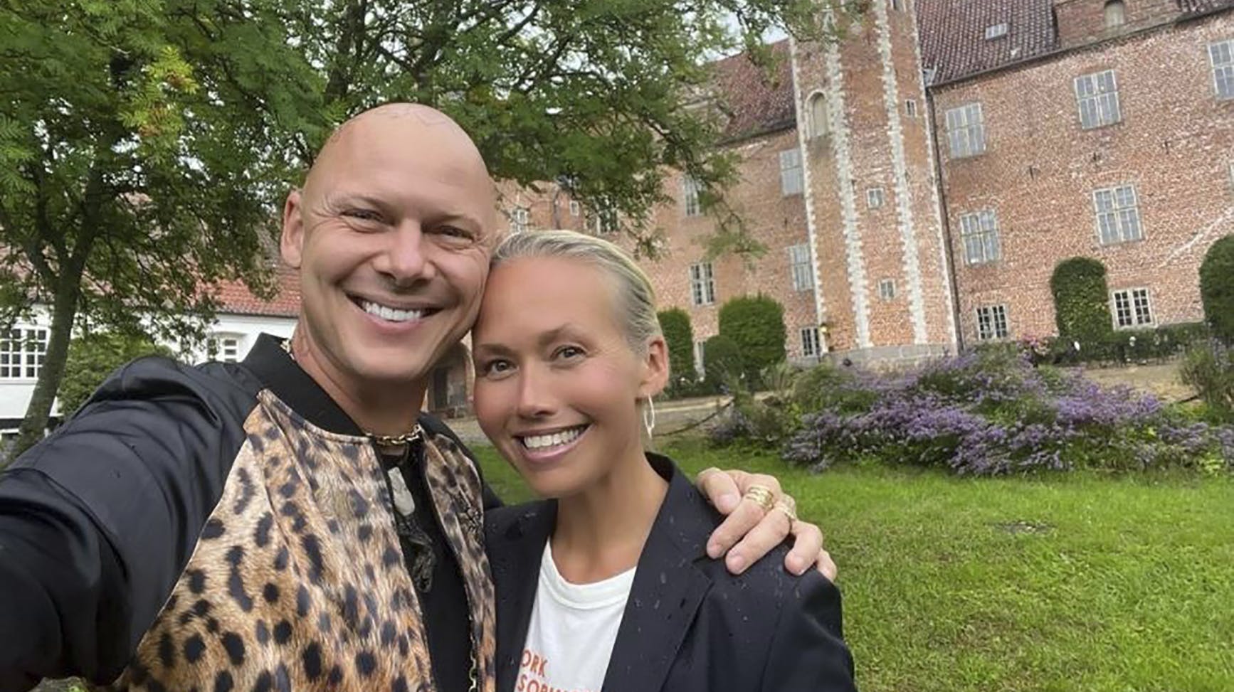 Jim Lyngvild og Trine Jepsen ved Harridslevgaard Slot foto Jim Lyngvild Instagram