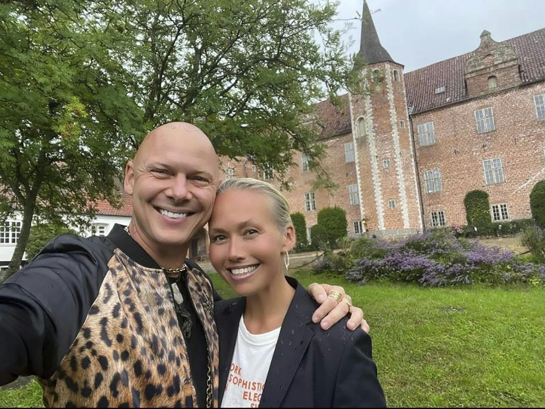Jim Lyngvild og Trine Jepsen ved Harridslevgaard Slot foto Jim Lyngvild Instagram