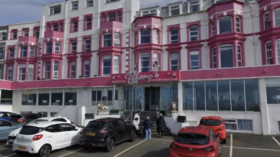 Drengen – hvis identitet ikke er blevet offentliggjort – blev søndag aften fundet livløs på Tiffany's Hotel i Blackpool.