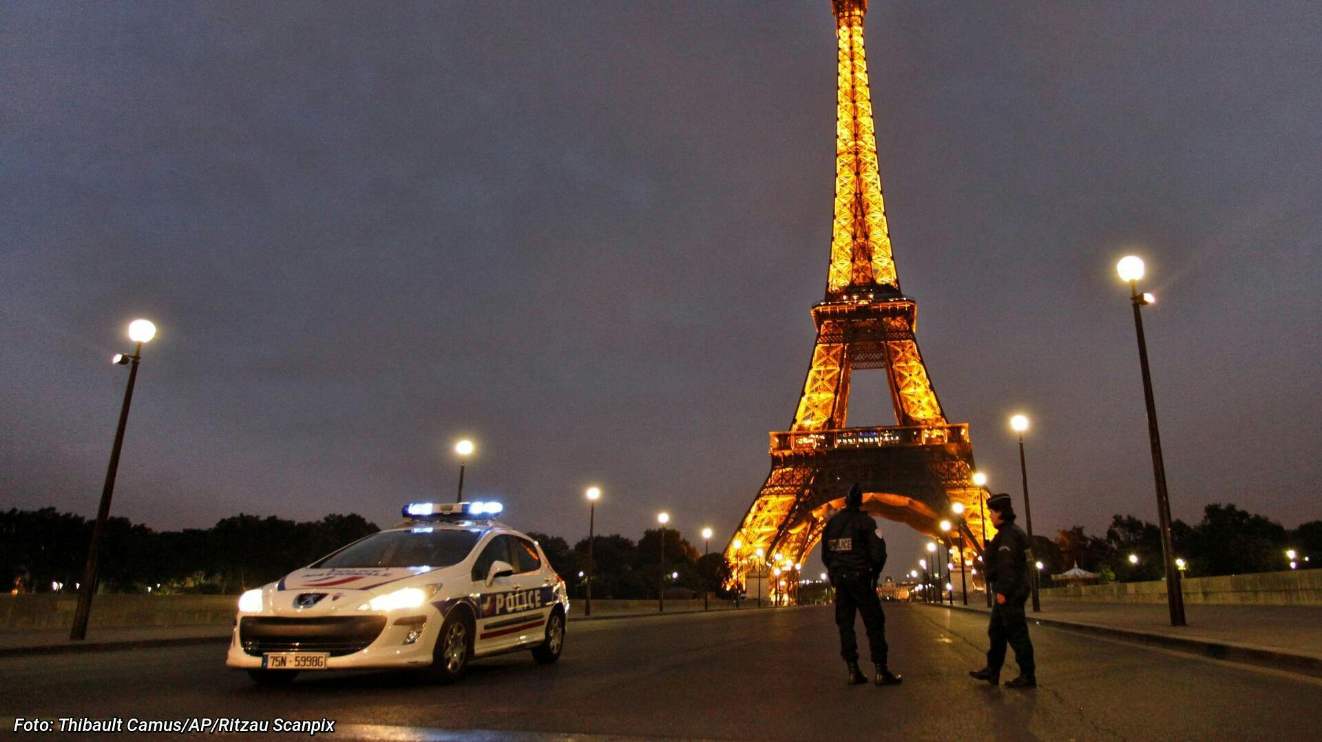 Klokken 23 slukker Eiffeltårnet.