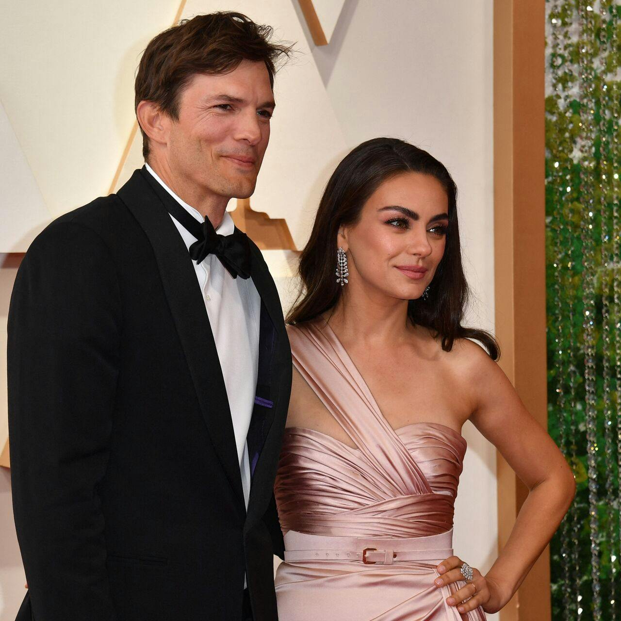 US actor Ashton Kutcher (L) and wife US actress Mila Kunis attend the 94th Oscars at the Dolby Theatre in Hollywood, California on March 27, 2022. (Photo by ANGELA WEISS / AFP)