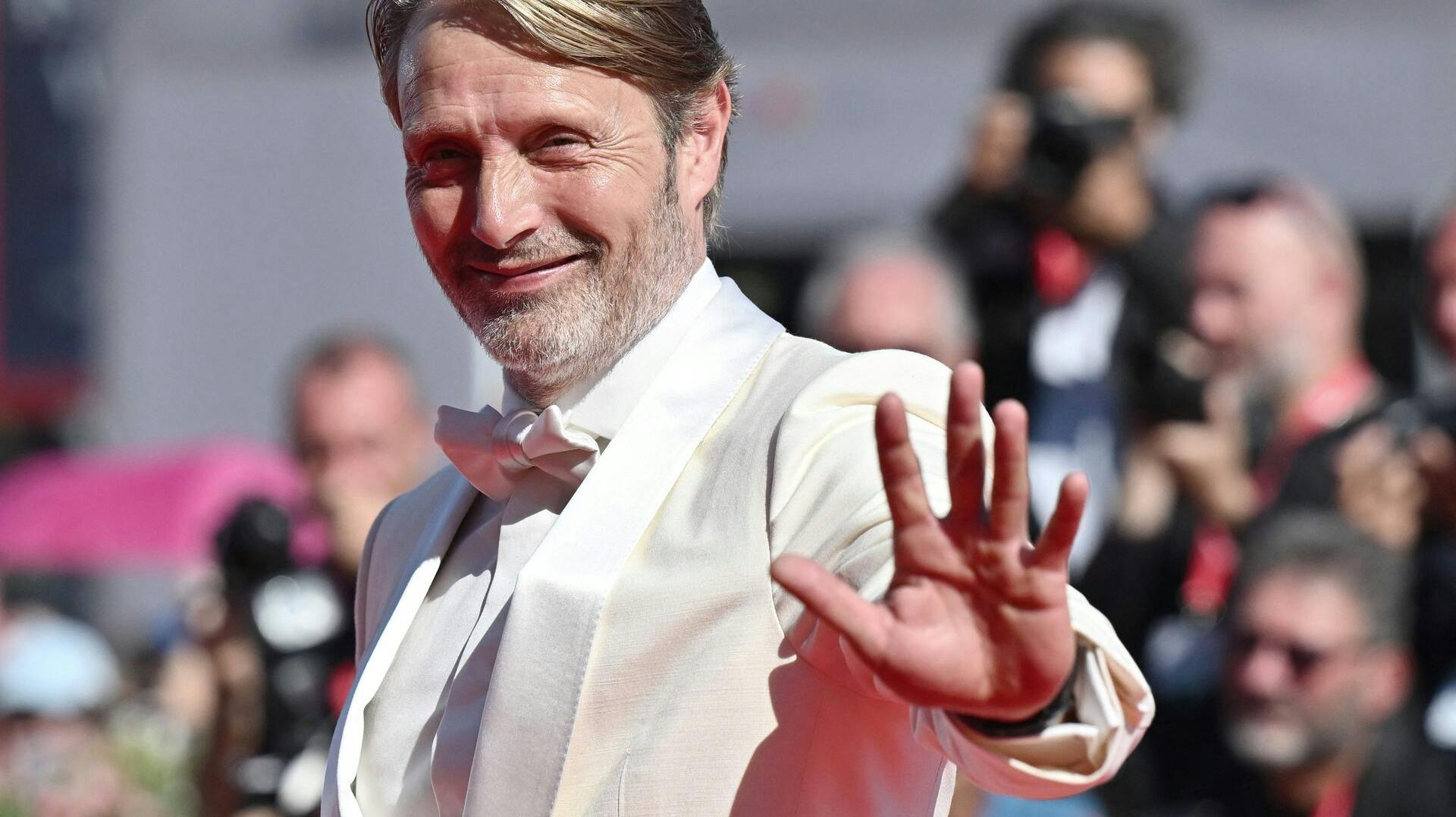 Mads Mikkelsen på rød løber til filmfestivalen i Venedig.