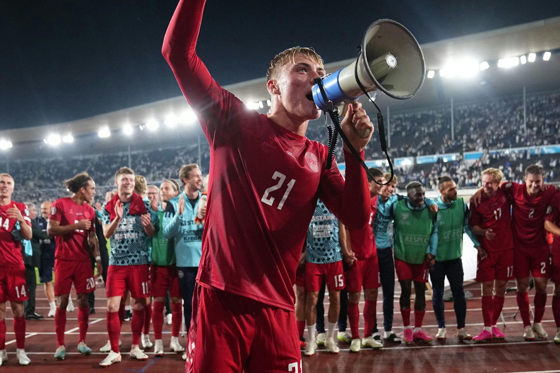 Rasmus Højlund tog megafonen fra de danske fans efter sejren over Finland.