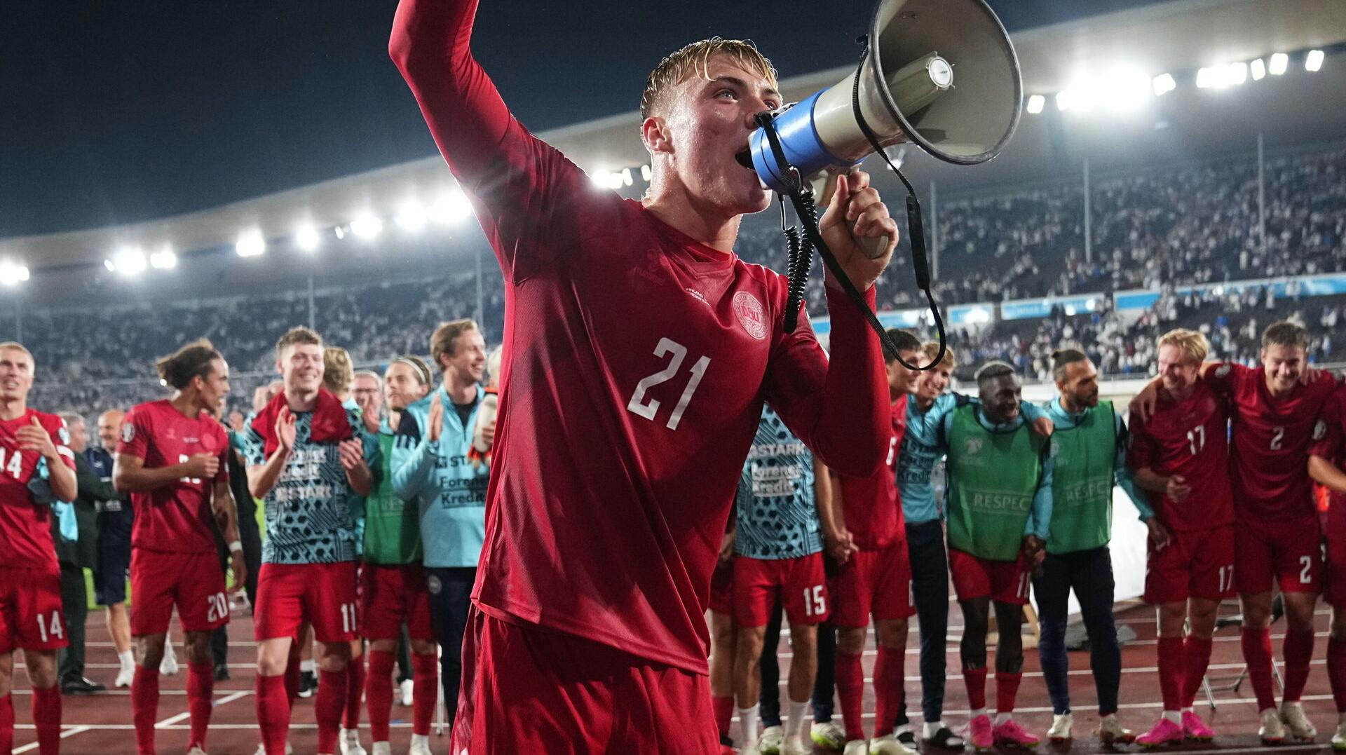 Rasmus Højlund tog megafonen fra de danske fans efter sejren over Finland.