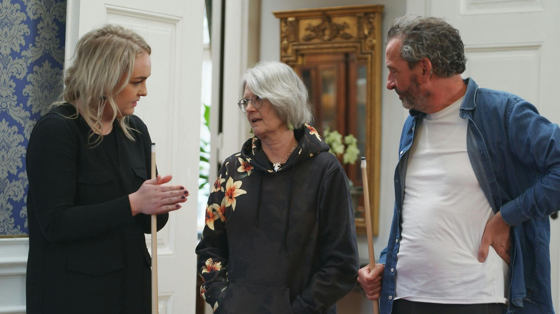 Julia Sofie og Christian Grau i "Forræder" med Bjørli i midten.