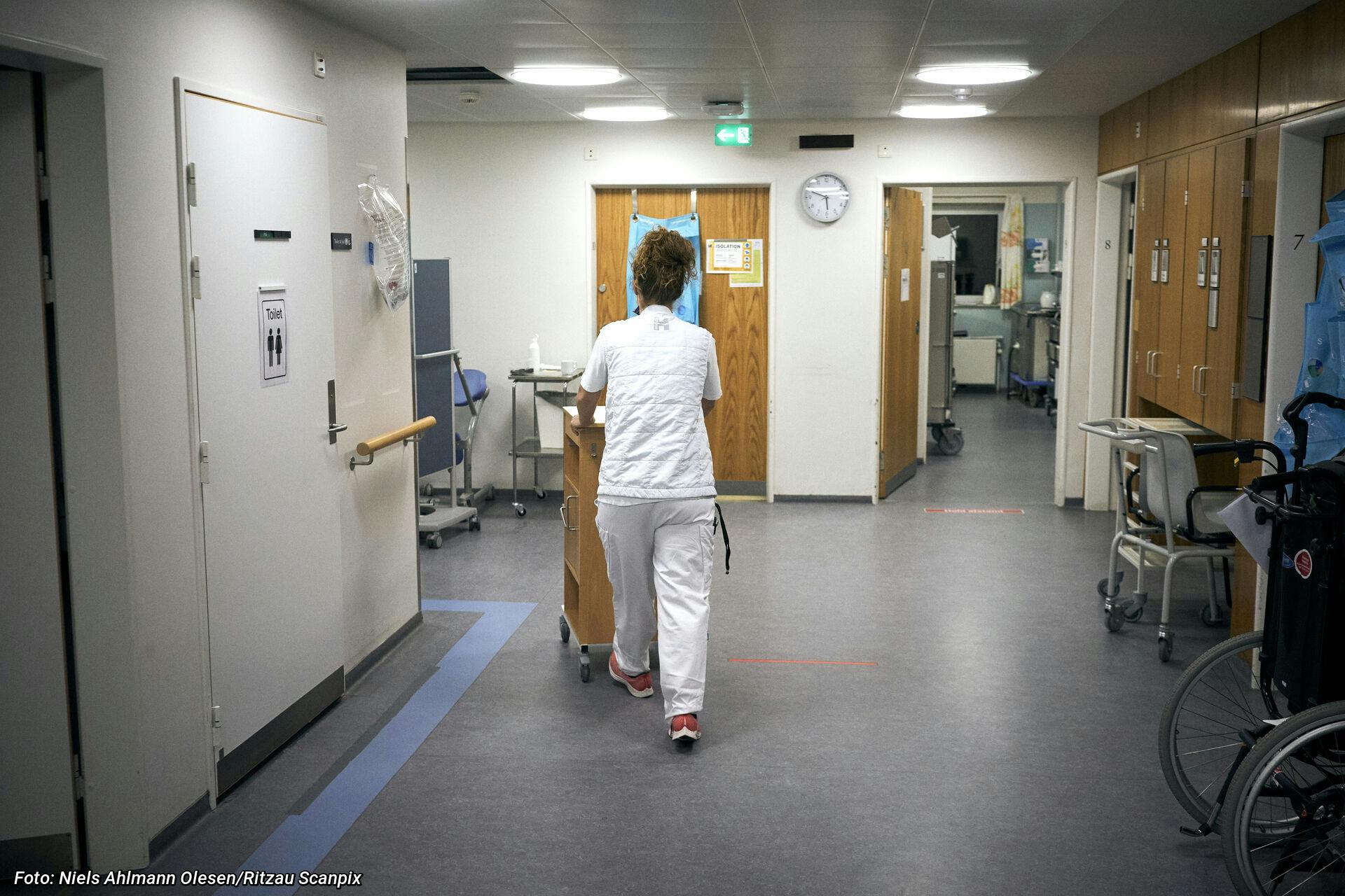Dansk Sygeplejeråd kritiserer anbefalingen fra Søren Brostrøm og Robusthedskommissionen om at bruge flere ufaglærte i sundhedsvæsnet.