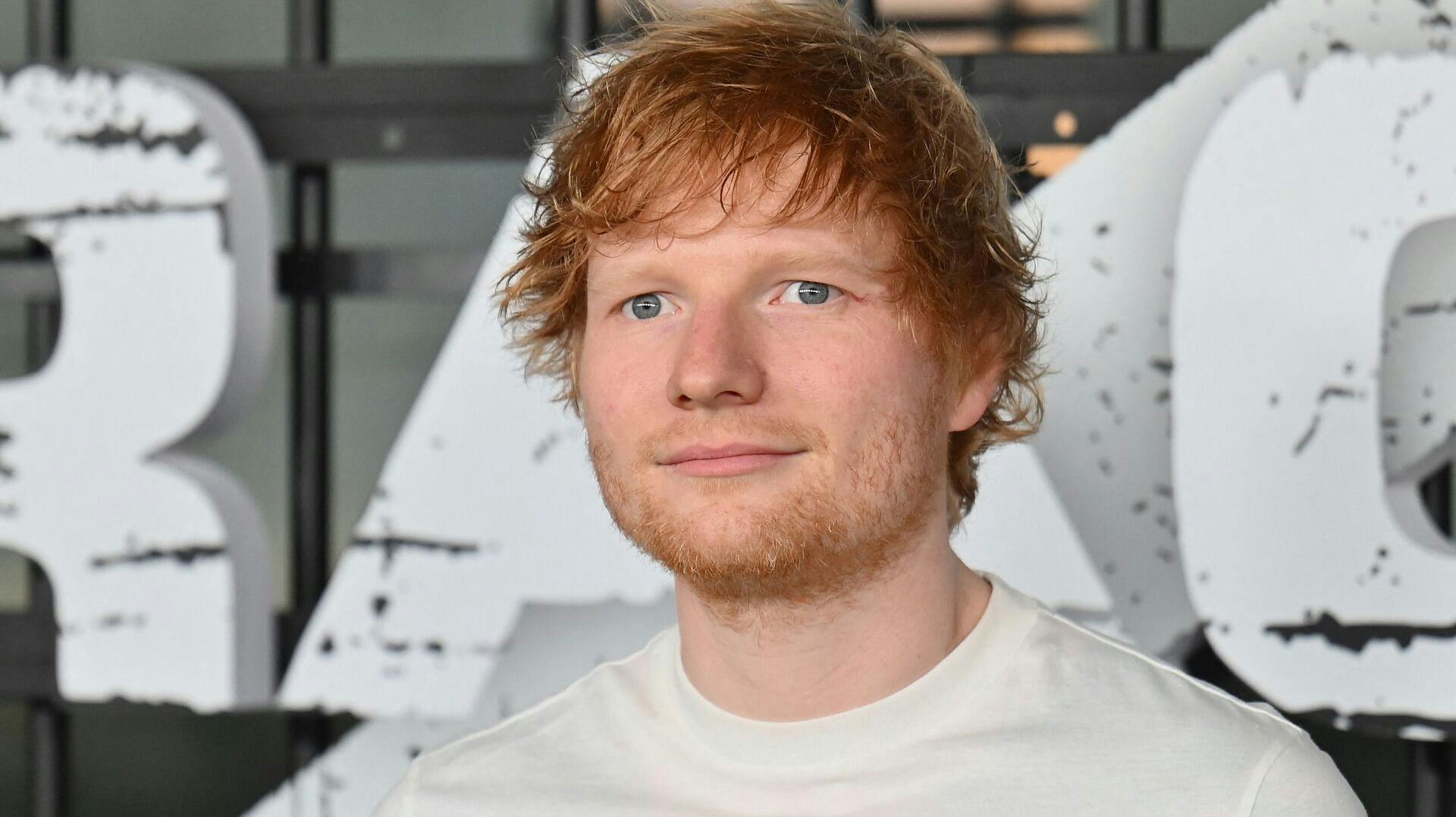 Ed Sheeran overraskede med et nummer fra sit nye album under en vielse.