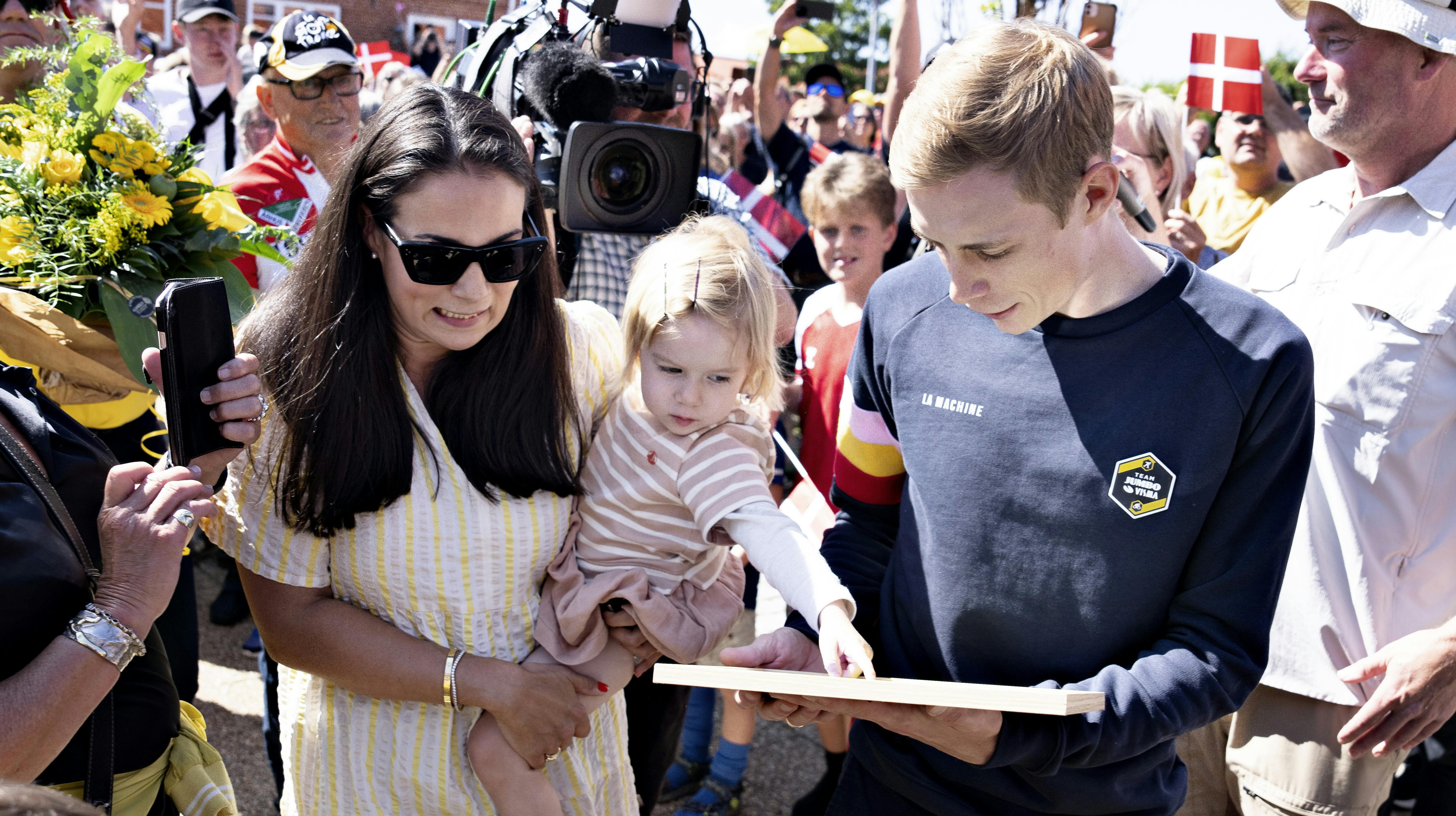 Jonas Vingegaard måtte en tur i vejkanten for at træde af på naturen vegne under en af etaperne i Vueltaen. 