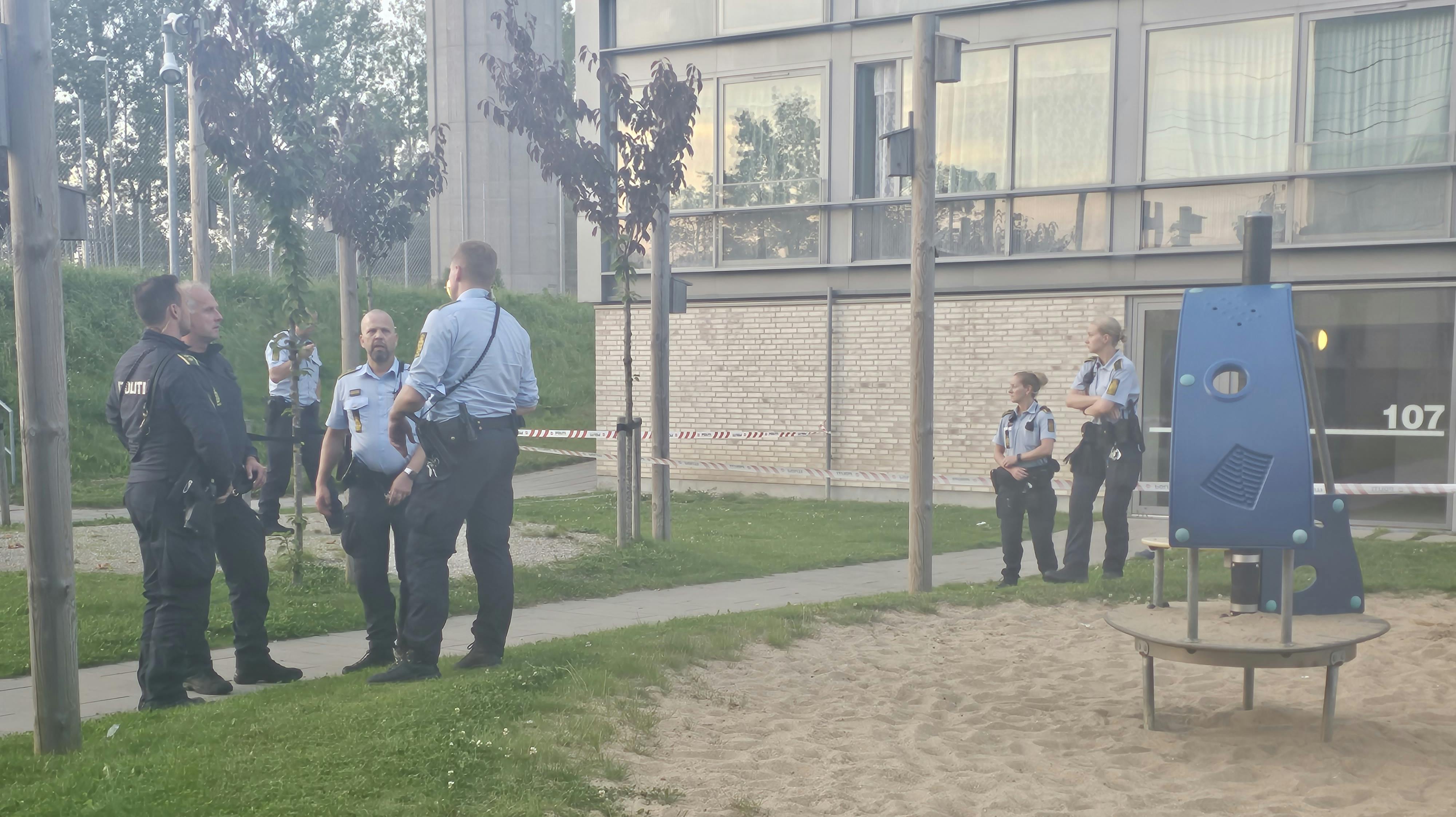 Billeder fra stedet viser, at politiets afspærring dækker en område nær en legeplads ved en boligblok.